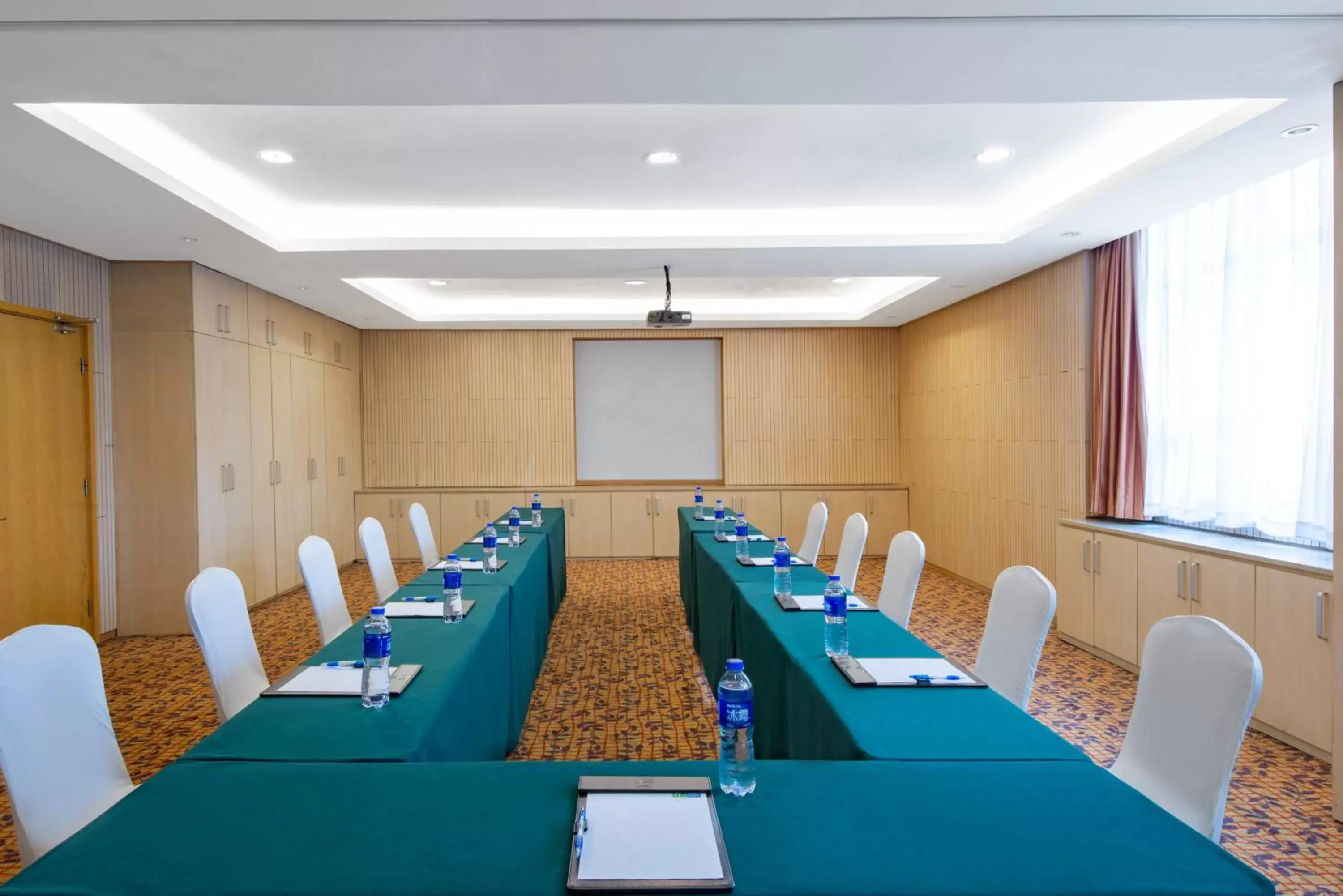 Meeting/conference room in Holiday Inn Express Tianjin Airport, an IHG Hotel