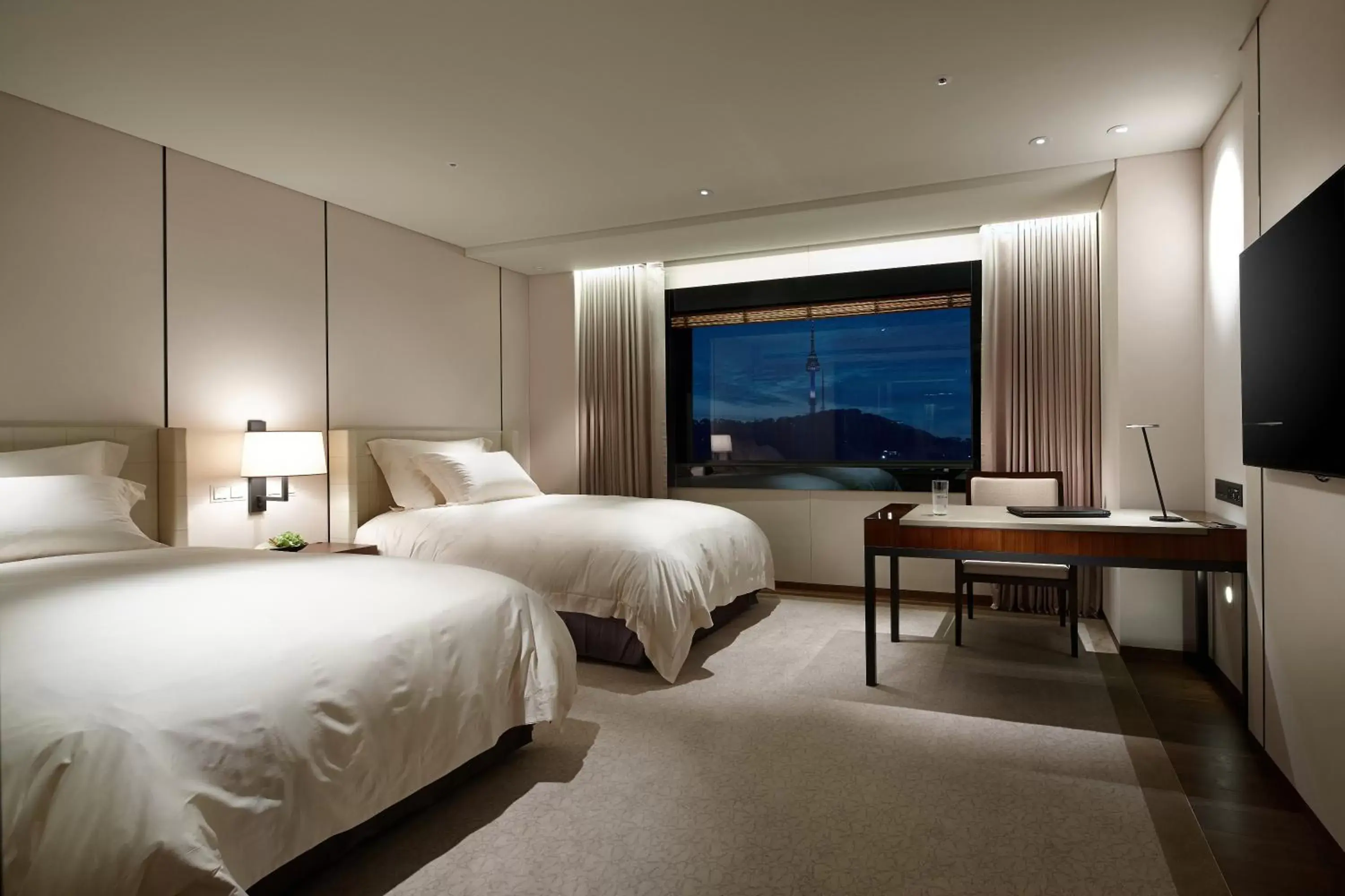 Bed, TV/Entertainment Center in The Shilla Seoul