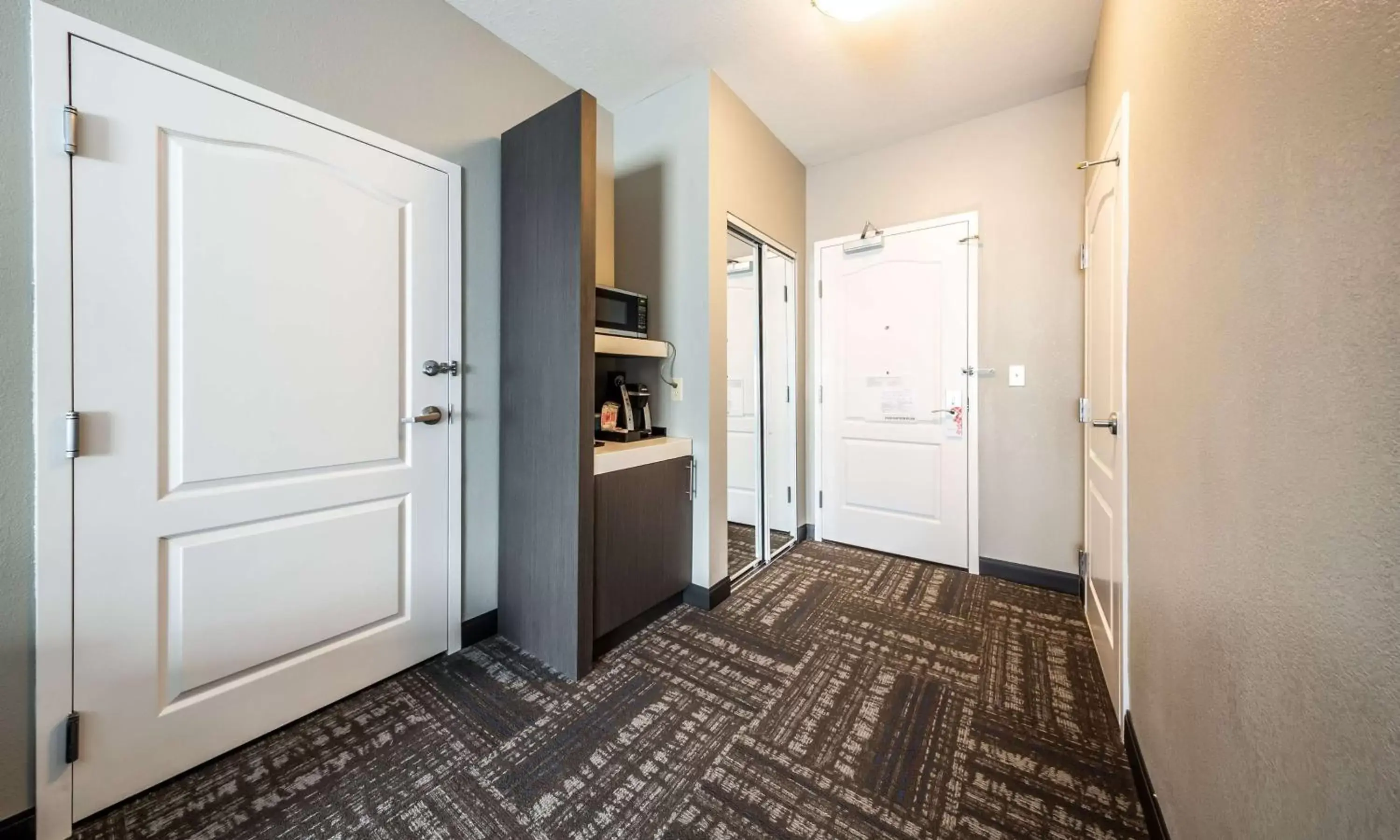 Photo of the whole room in Hilton Garden Inn Beaumont Photo of the whole room in Hilton Garden Inn Beaumont