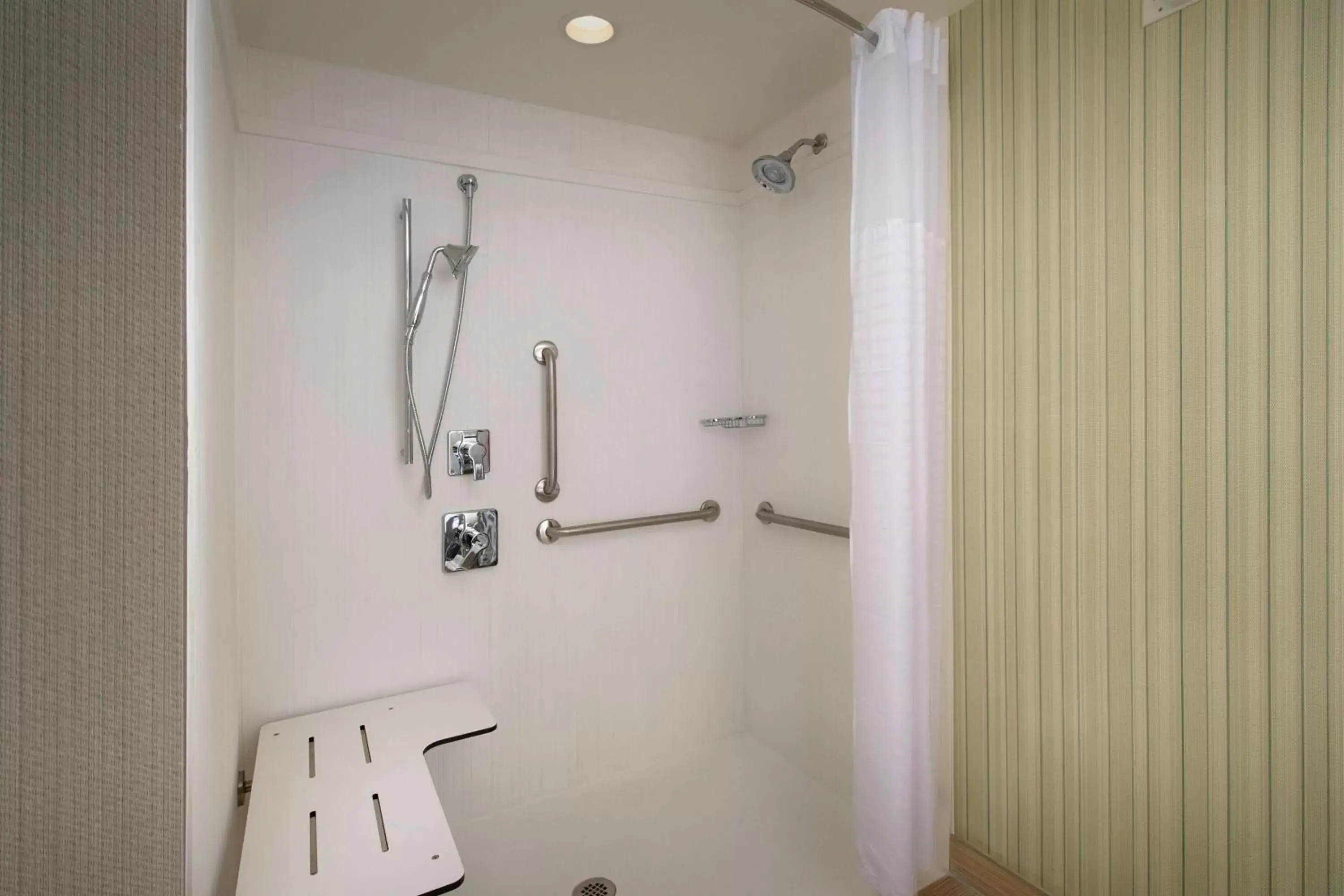 Bathroom in Courtyard by Marriott Nashville SE/Murfreesboro