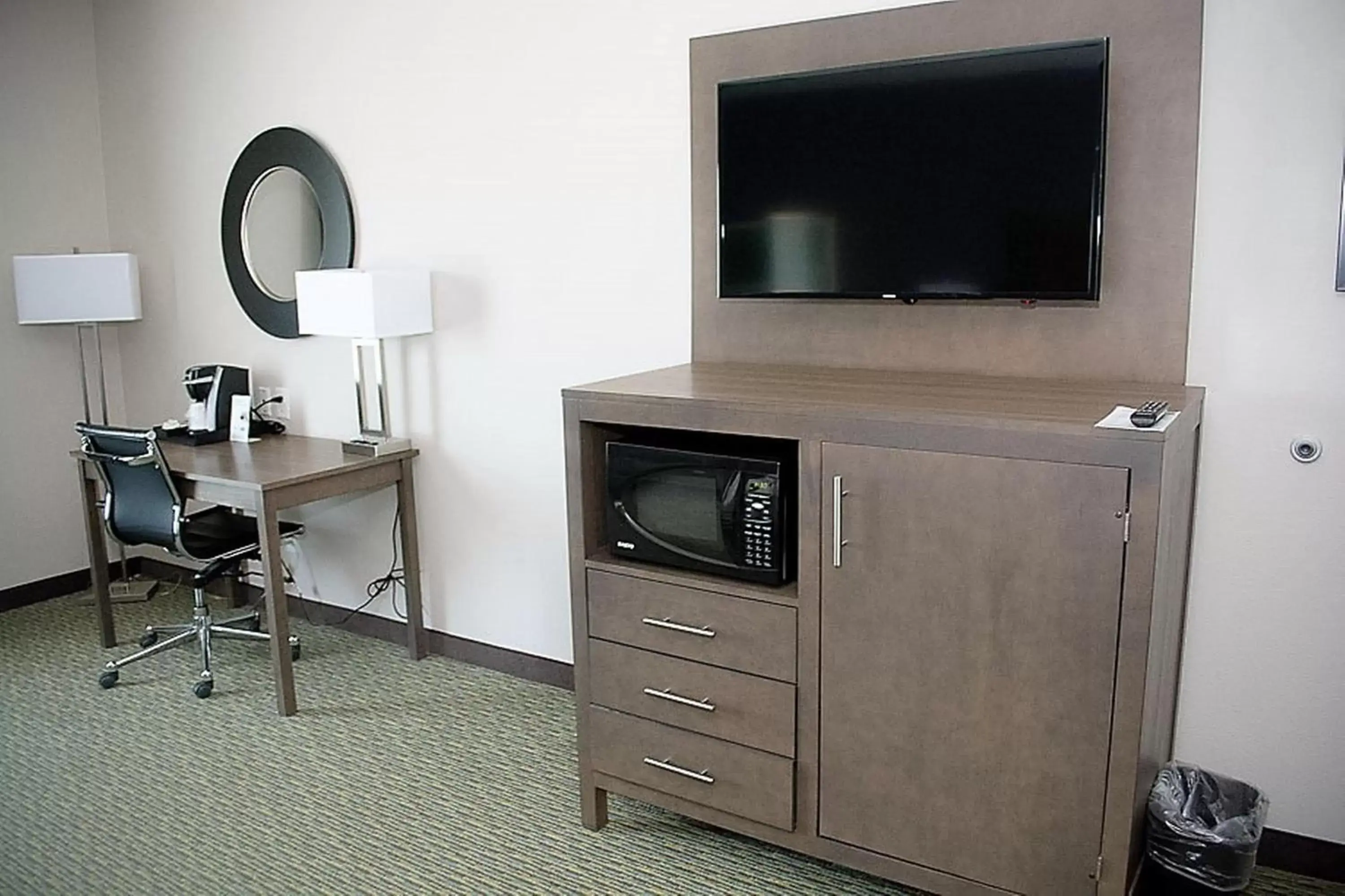 Photo of the whole room, TV/Entertainment Center in Holiday Inn Express Hotel and Suites Port Aransas/Beach Area, an IHG Hotel