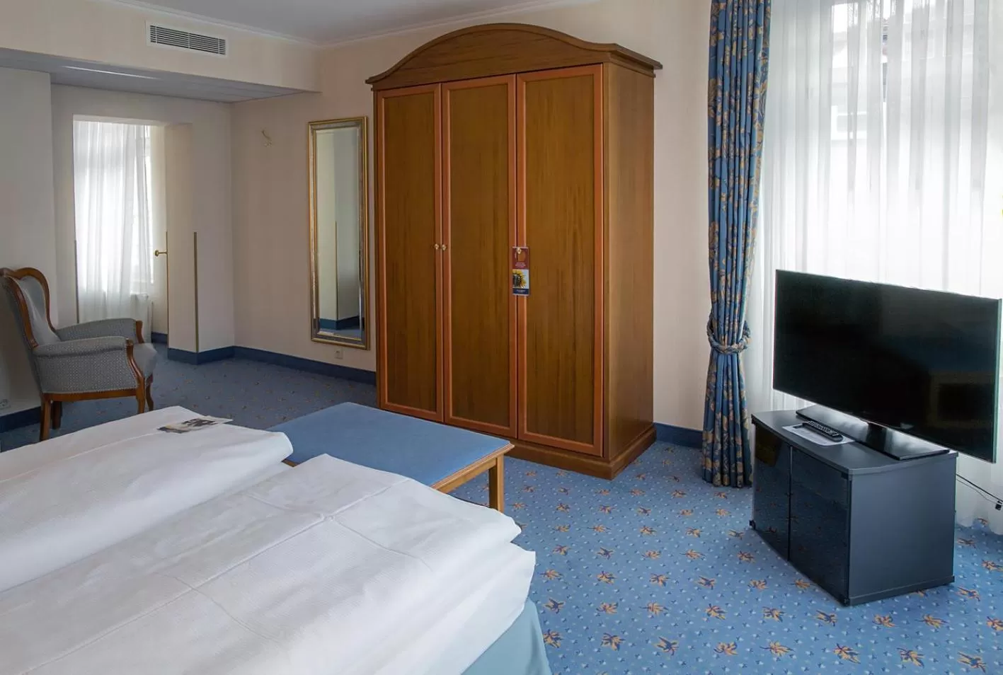 Living room, Bed in Dorint Parkhotel Meißen