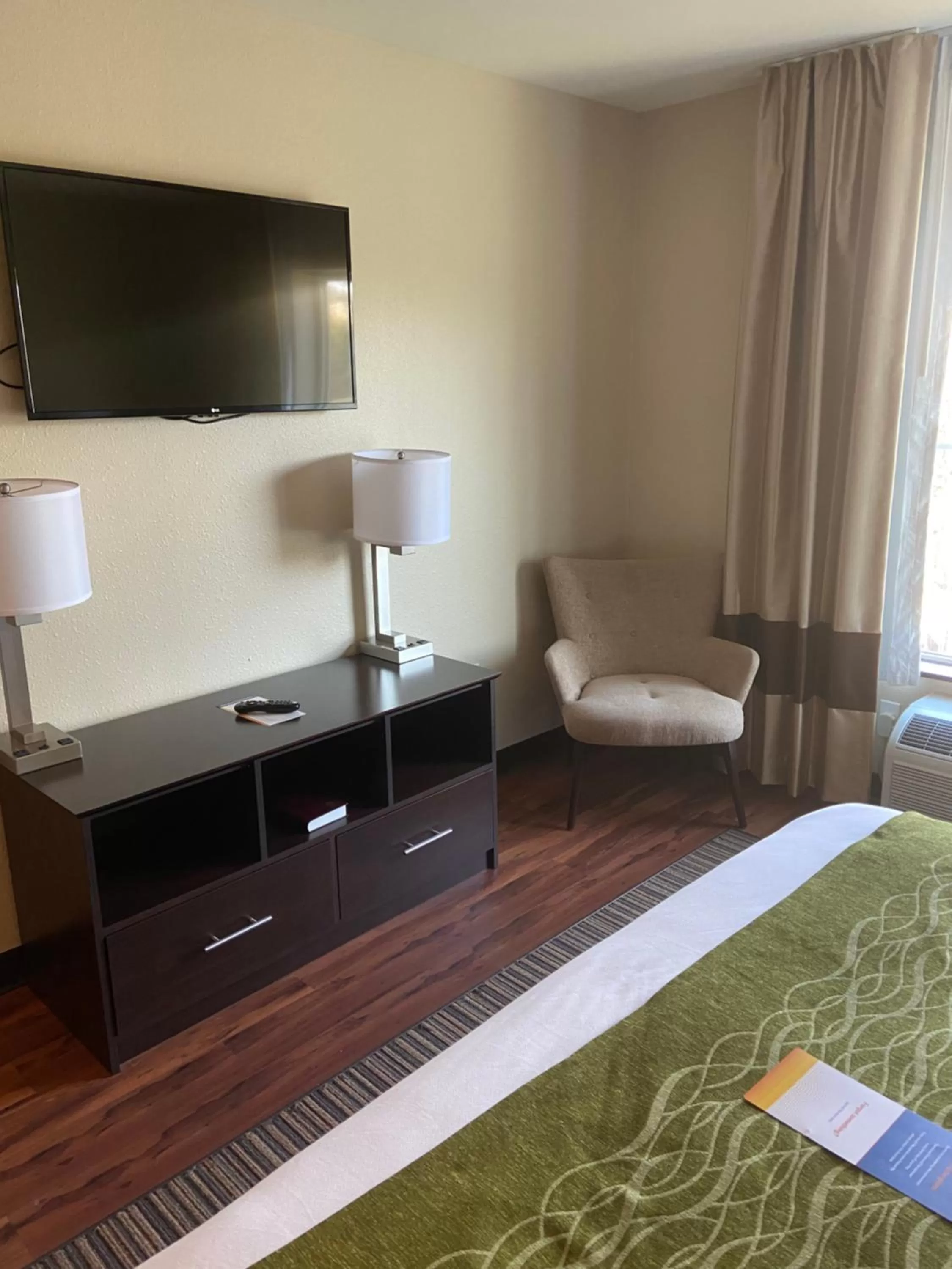 TV and multimedia, Bed in Comfort Inn Connellsville Riverview