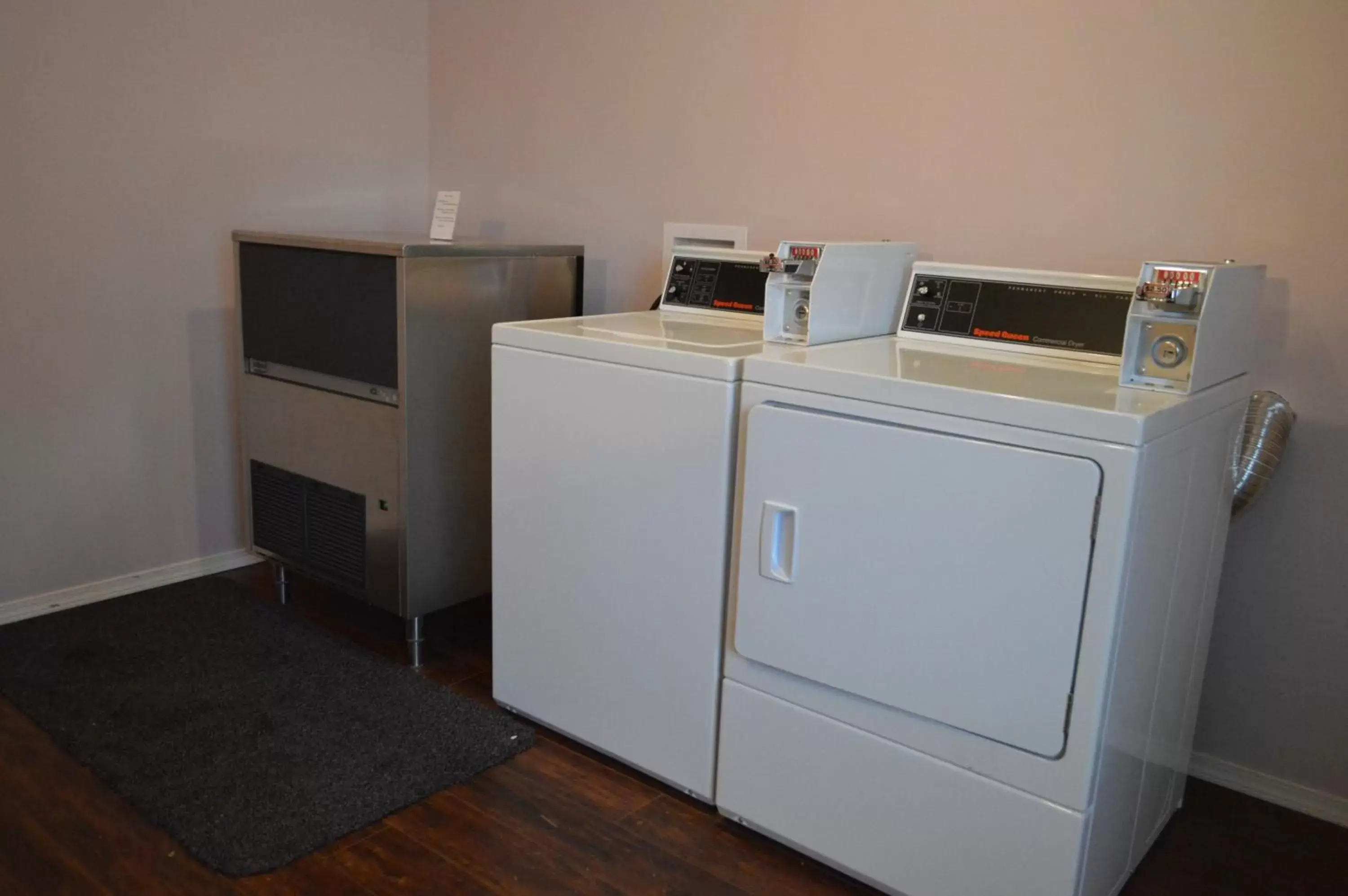 Other, Kitchen/Kitchenette in Western Traveller Motel