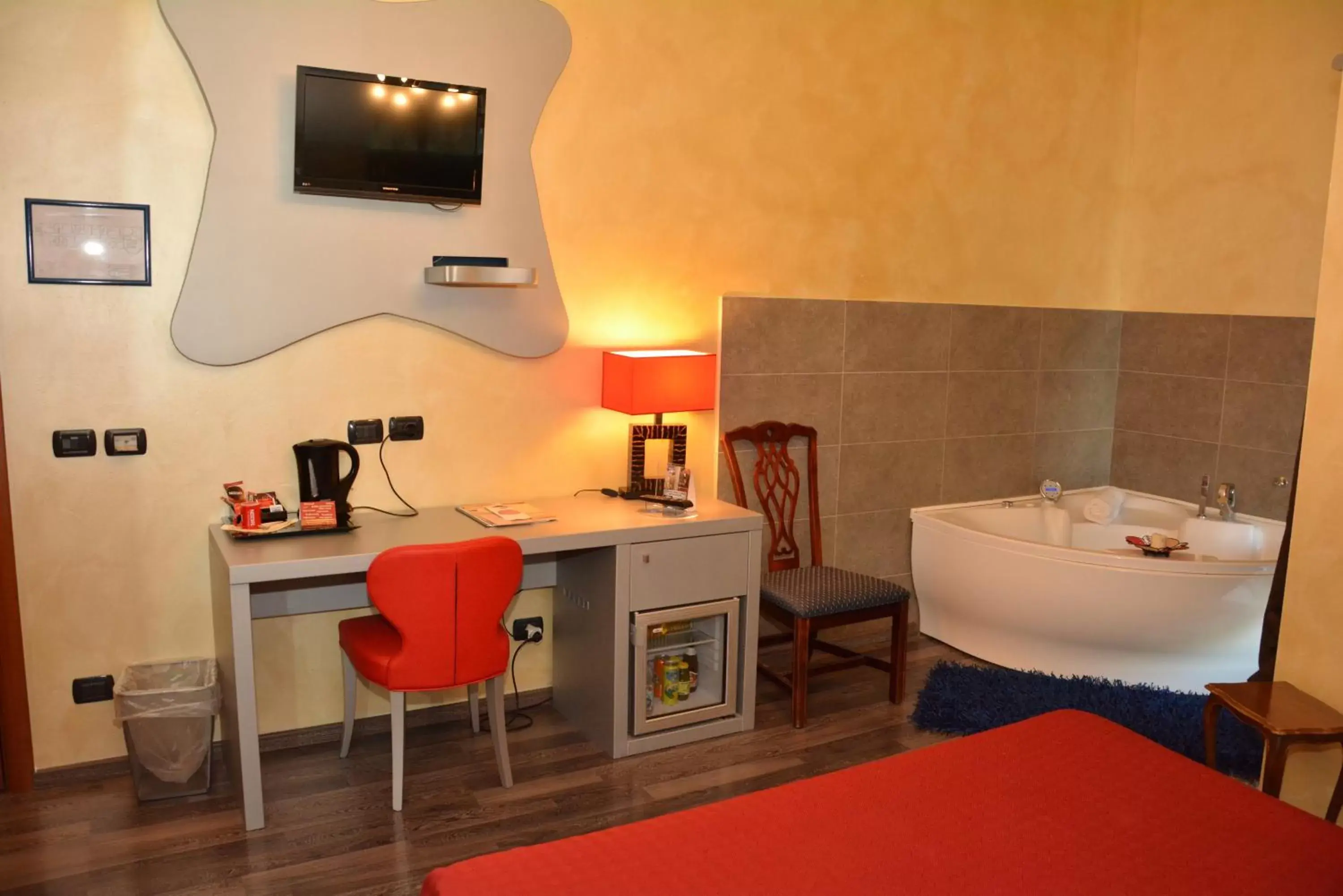 Bed, TV/Entertainment Center in Hotel Villa Glicini