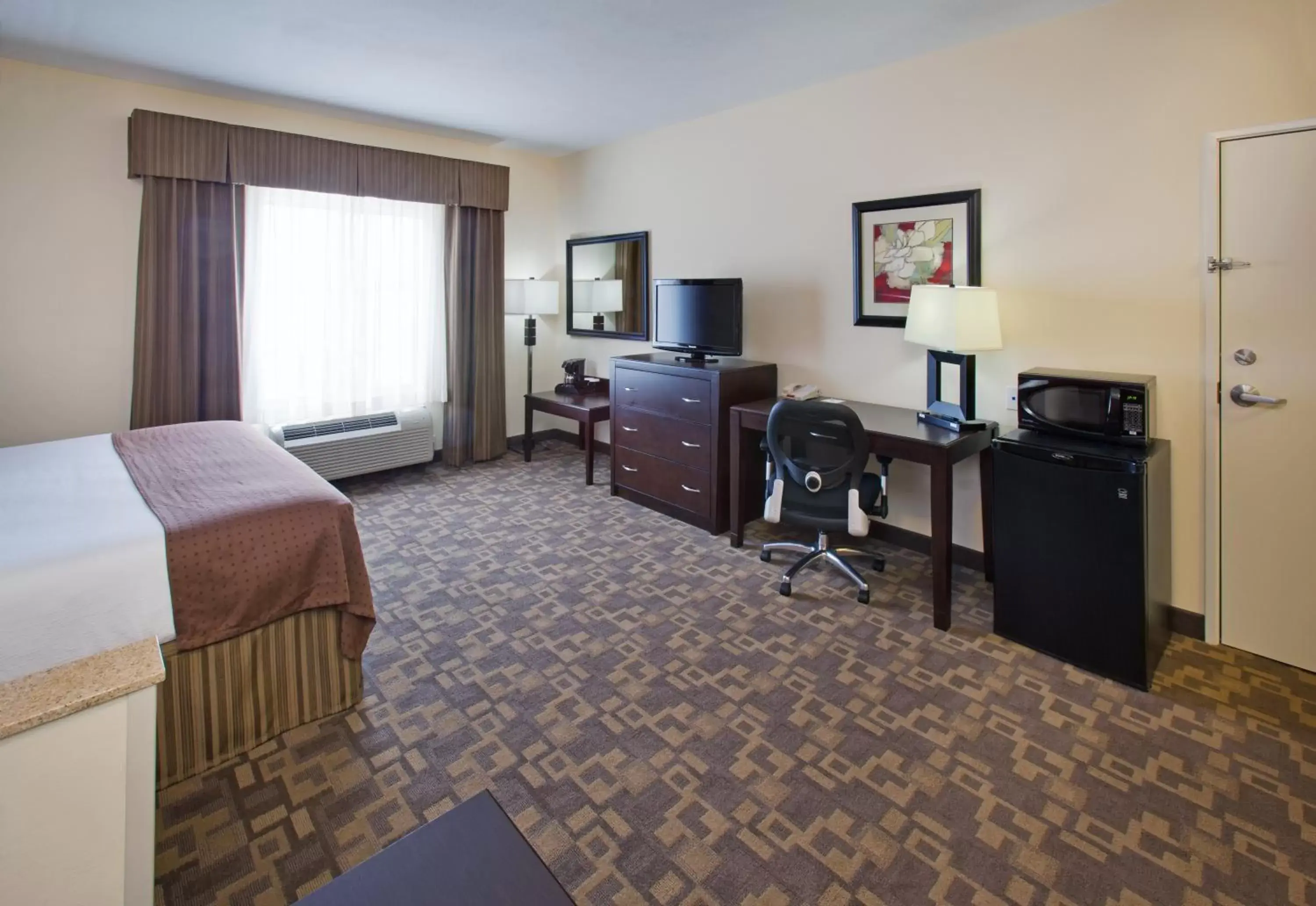 Photo of the whole room, TV/Entertainment Center in Holiday Inn Lincoln Southwest, an IHG Hotel