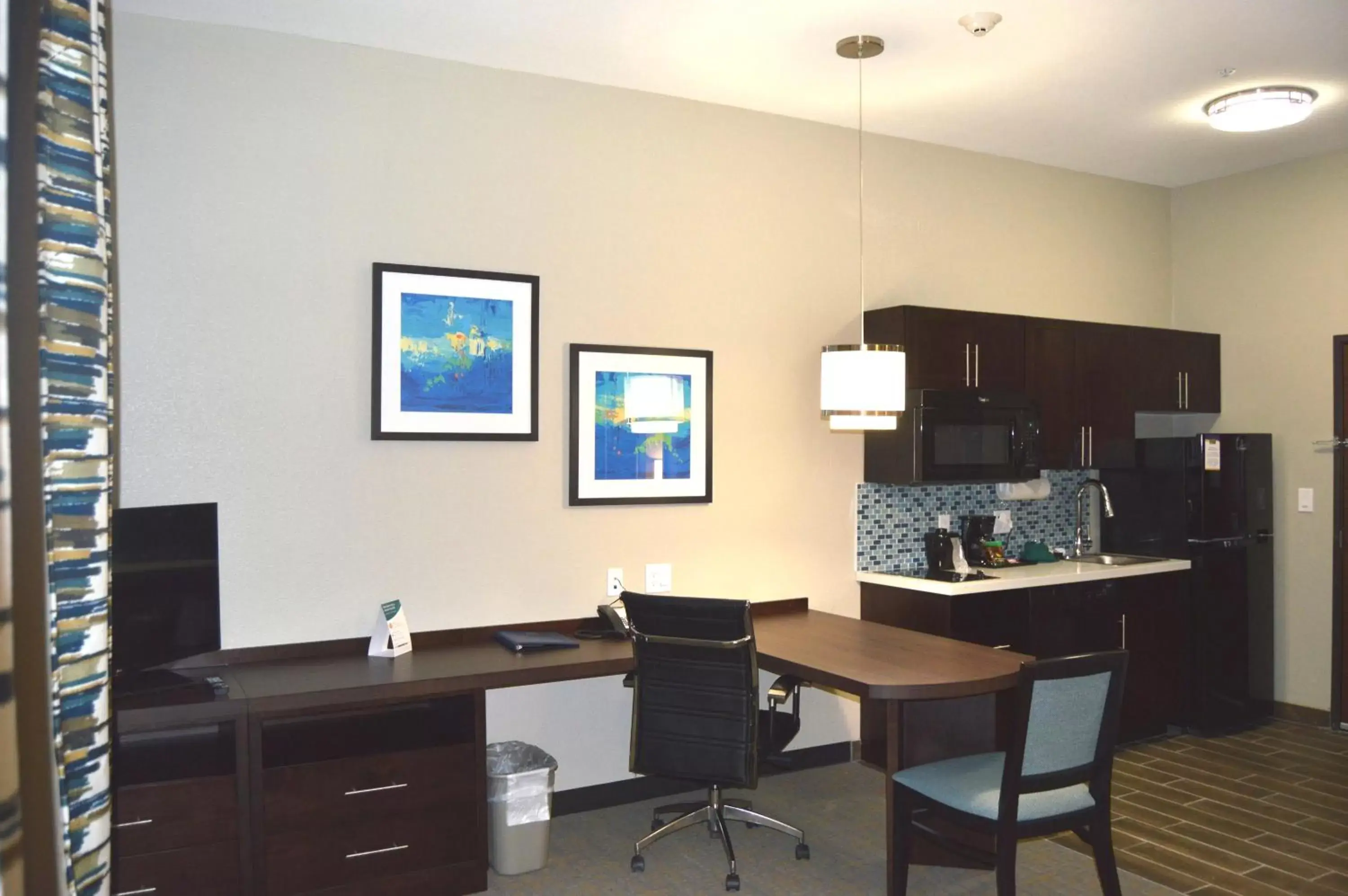 Kitchen or kitchenette, Kitchen/Kitchenette in MainStay Suites Midland