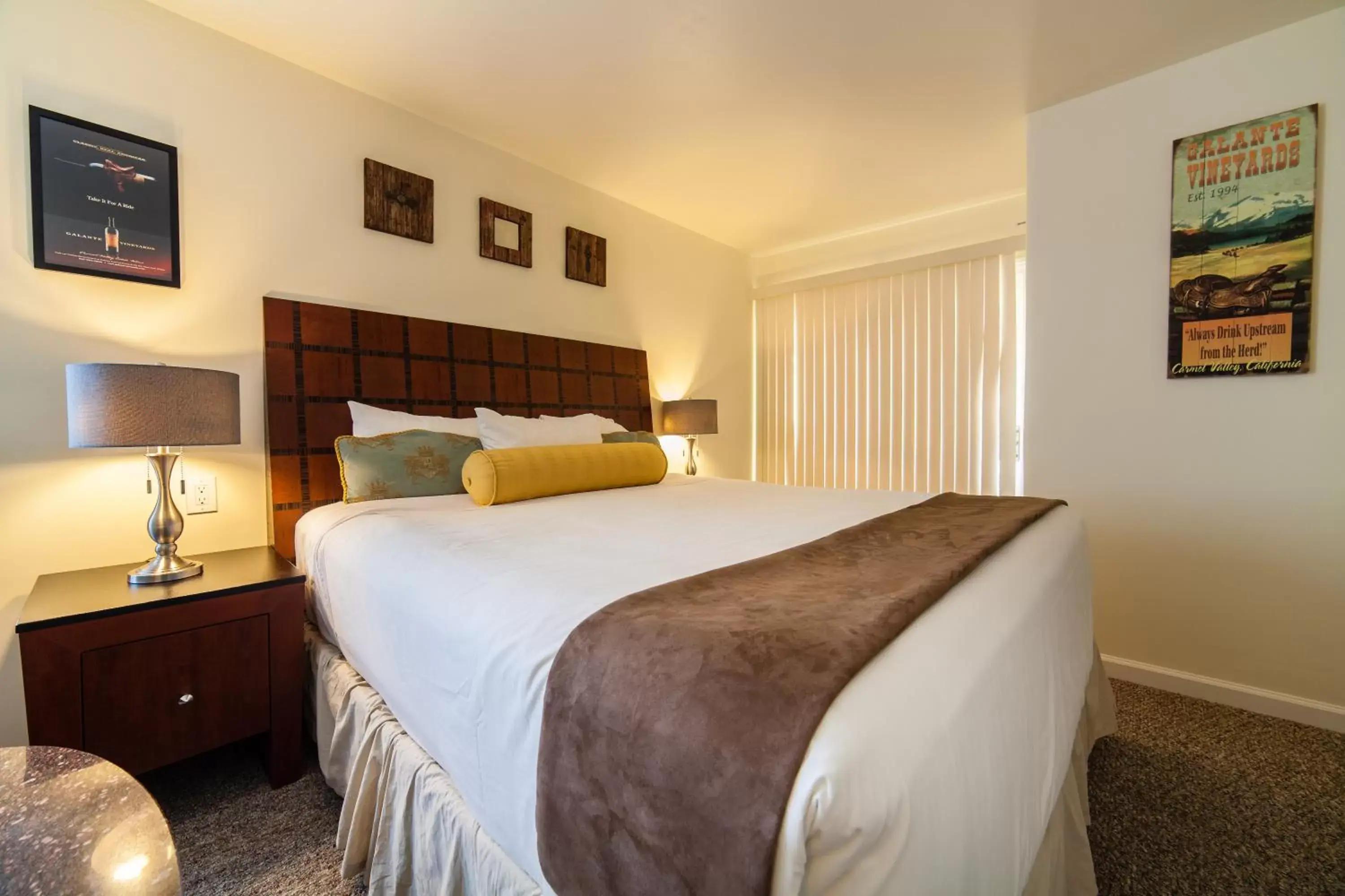 Photo of the whole room, Bed in The Vendange Carmel Inn & Suites