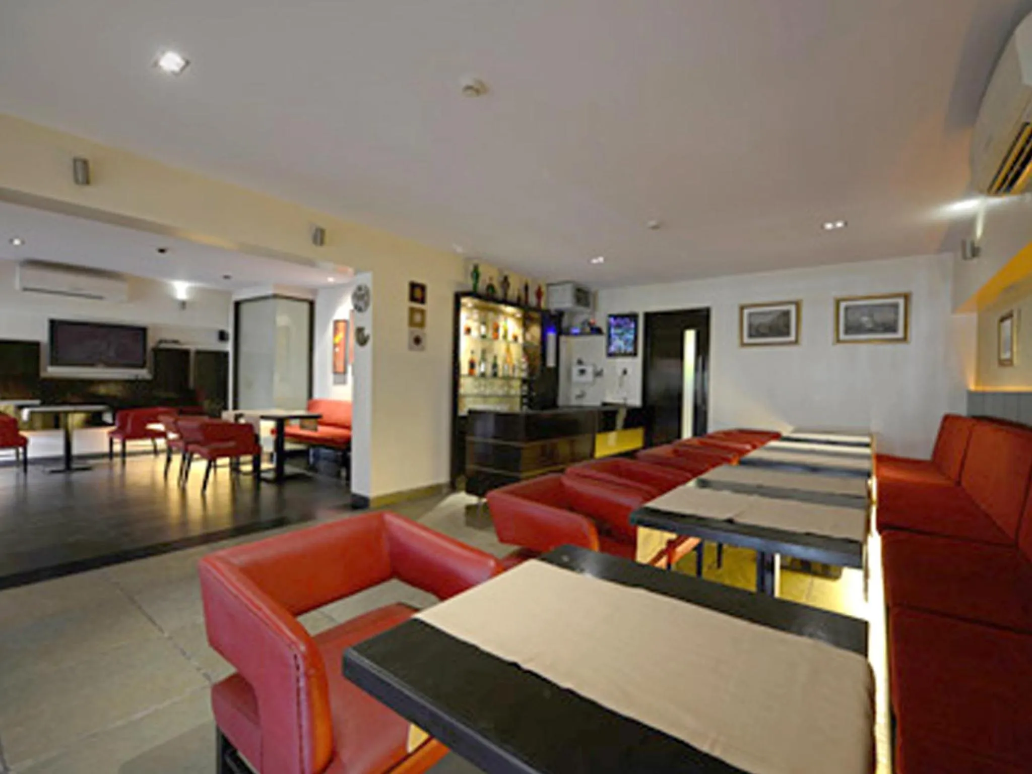 Restaurant/places to eat in Hotel Grande 51