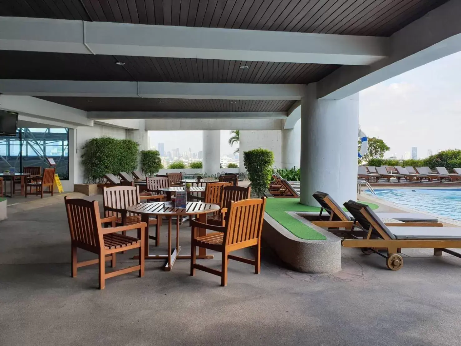 Swimming pool, Restaurant/Places to Eat in Montien Riverside Hotel Bangkok