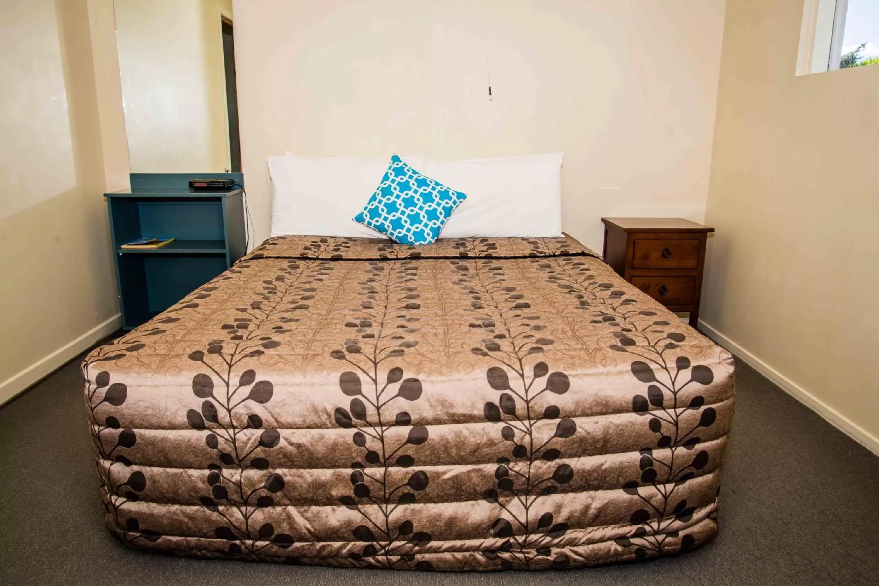 Bedroom, Bed in Edgewater Motel