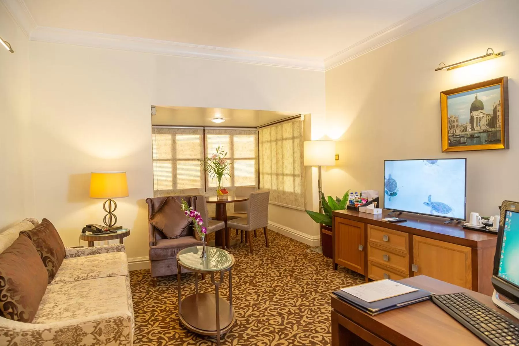 TV and multimedia in Royal Park Residence Hotel