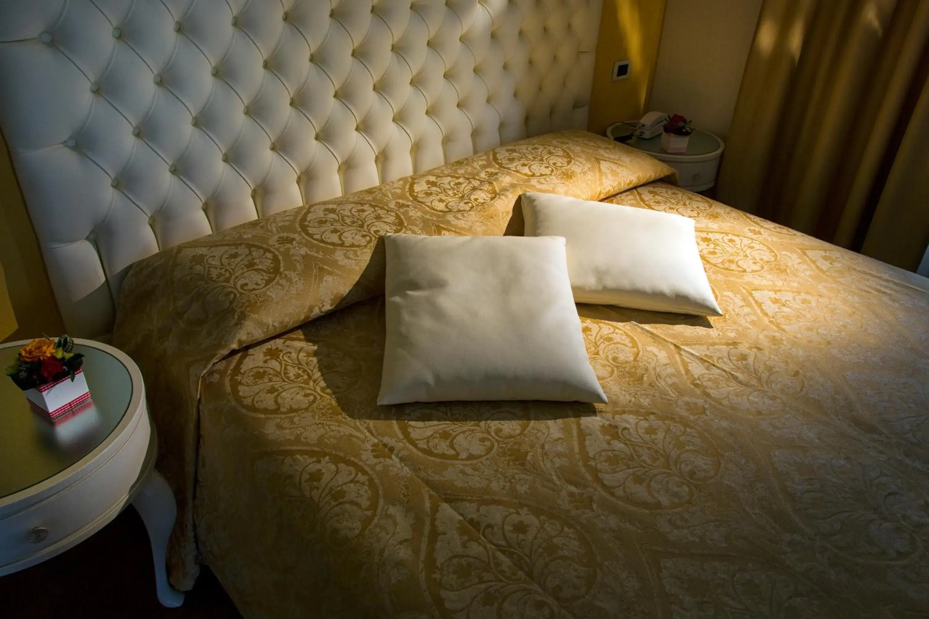 Lake view, Bed in Hotel La Rondine