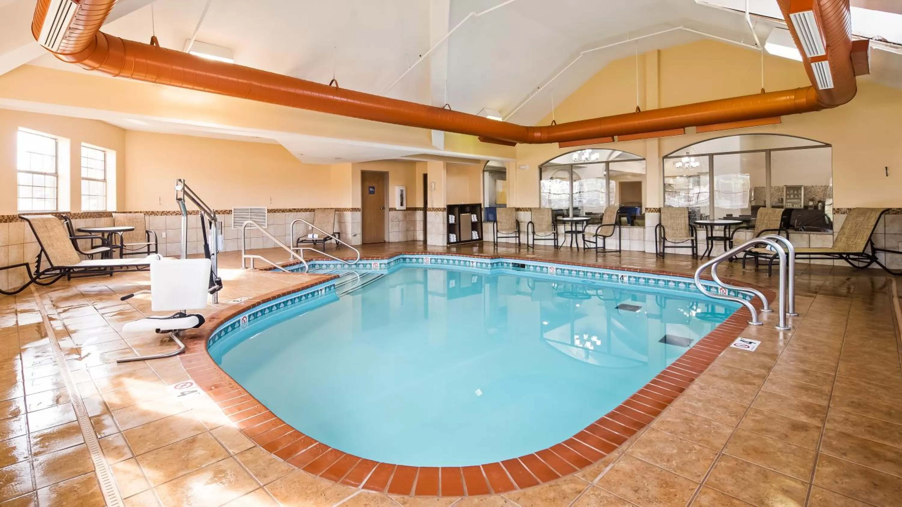 Swimming pool in Best Western PLUS Tulsa Inn & Suites