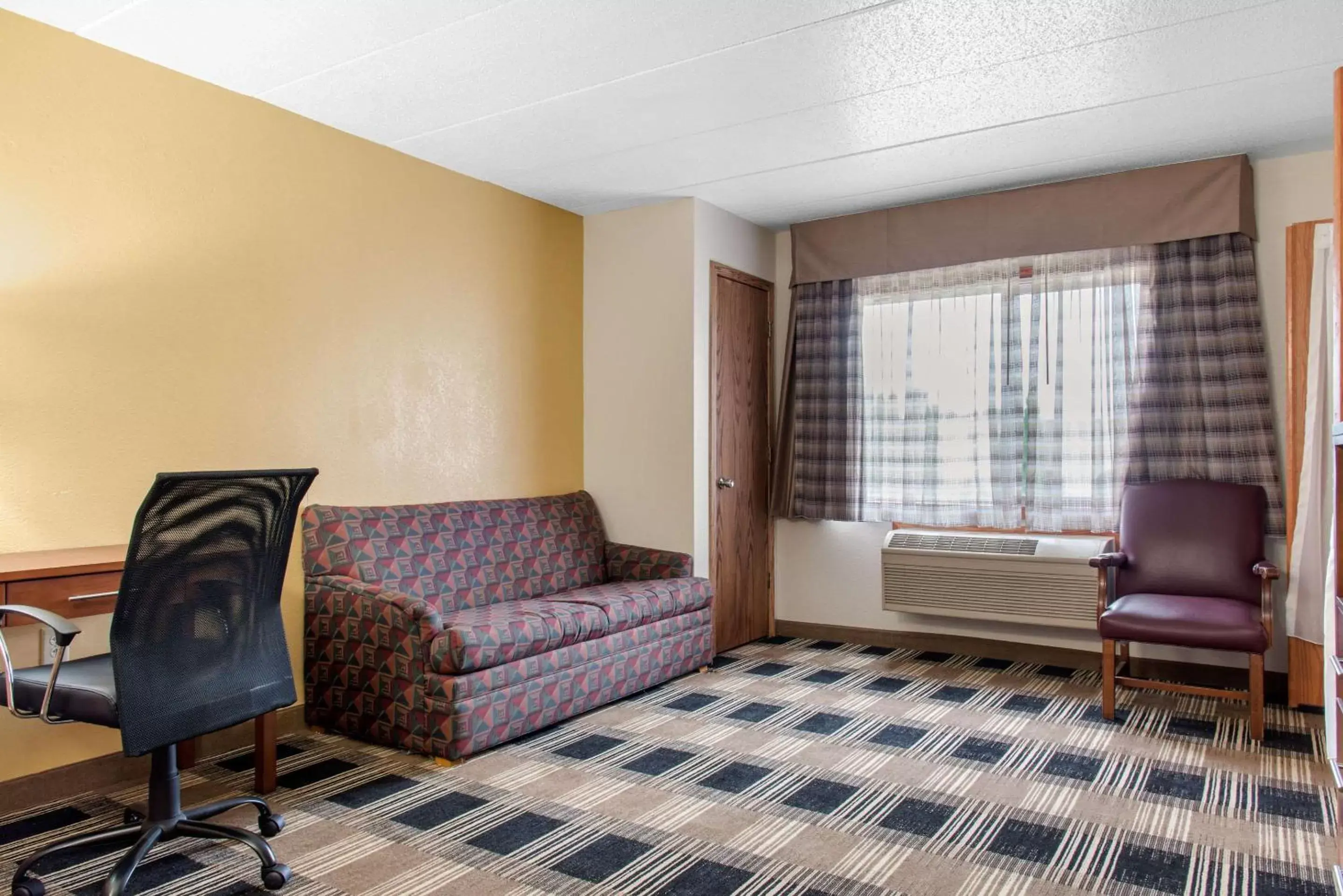 Bedroom, Seating Area in Quality Inn near Medical Center