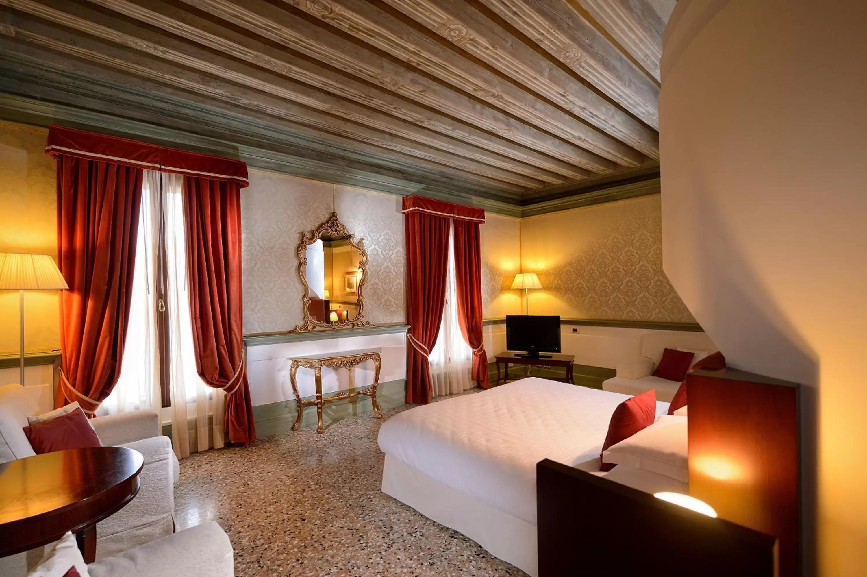 Photo of the whole room, Bed in Ruzzini Palace Hotel