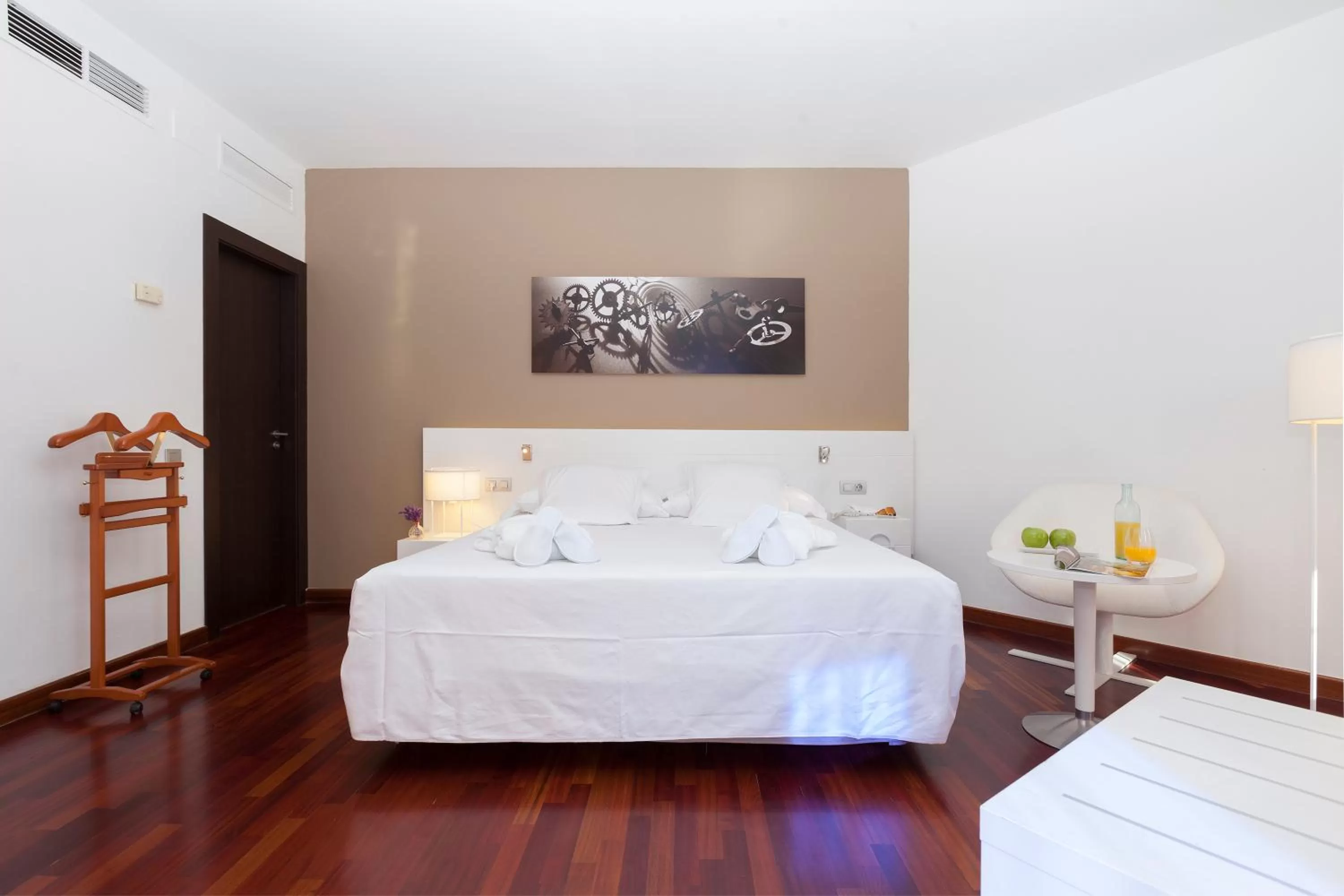 Photo of the whole room, Bed in URH Ciutat de Mataró