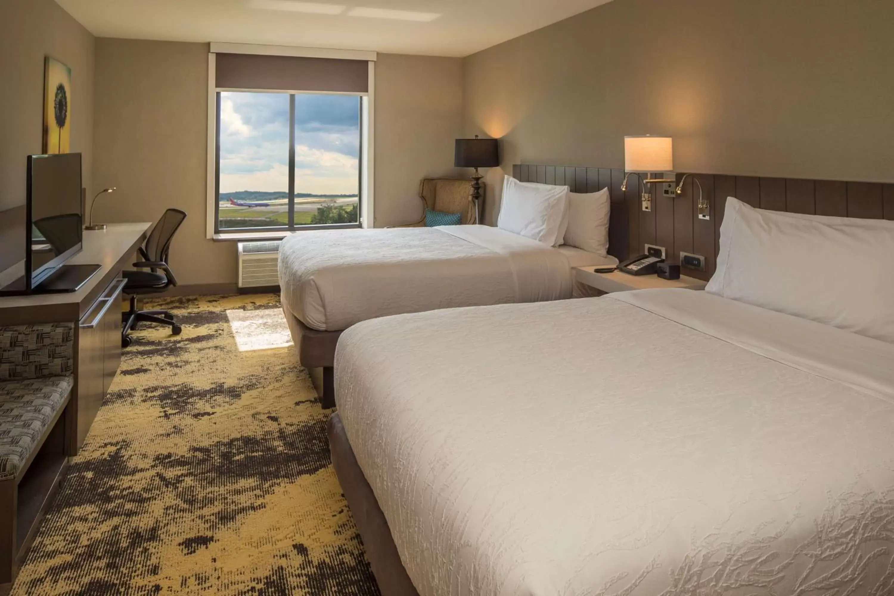 Bedroom, Bed in Hilton Garden Inn Pittsburgh Airport