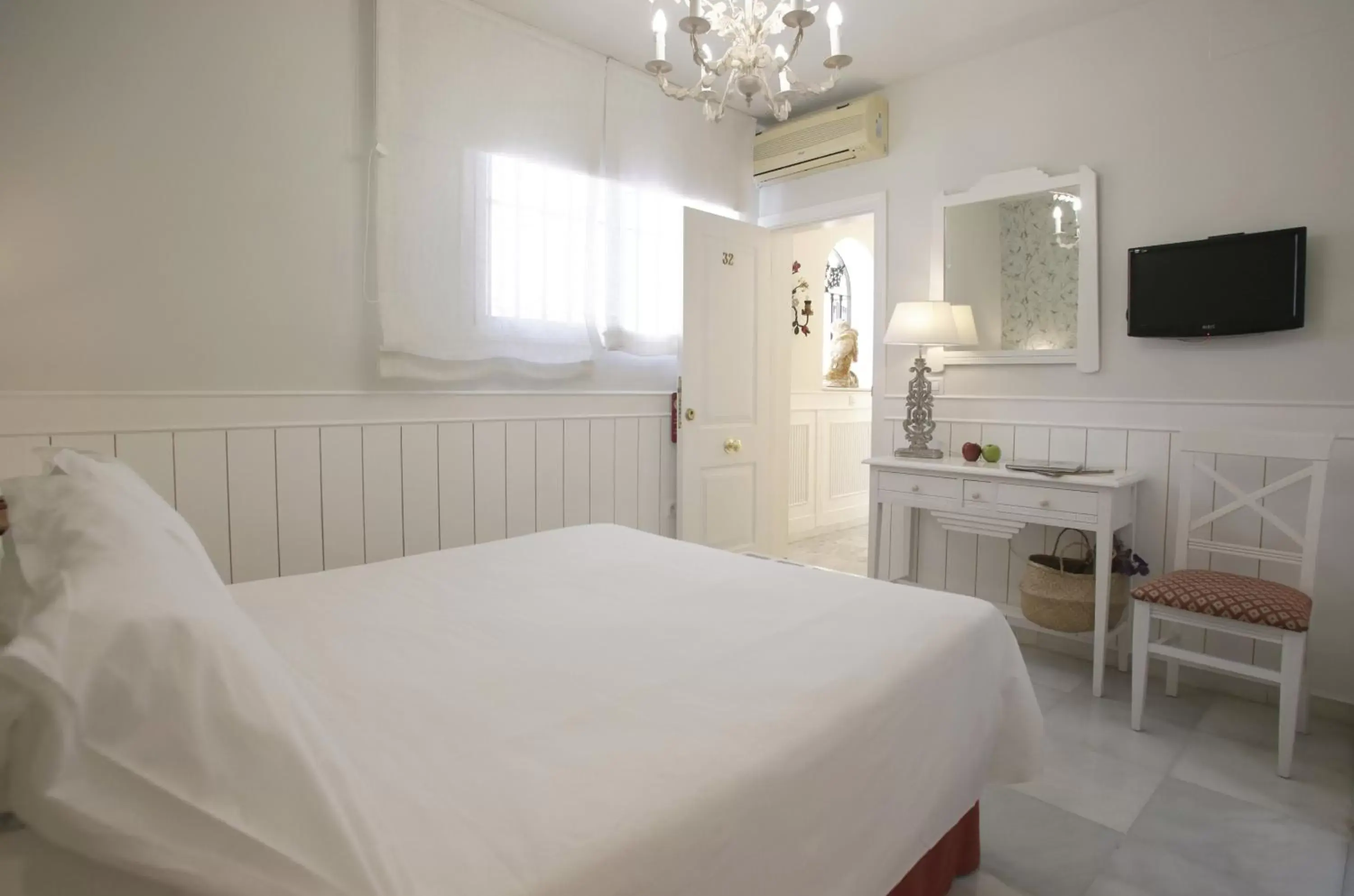 Bedroom, Bed in Basic Hotel Puerta de Sevilla