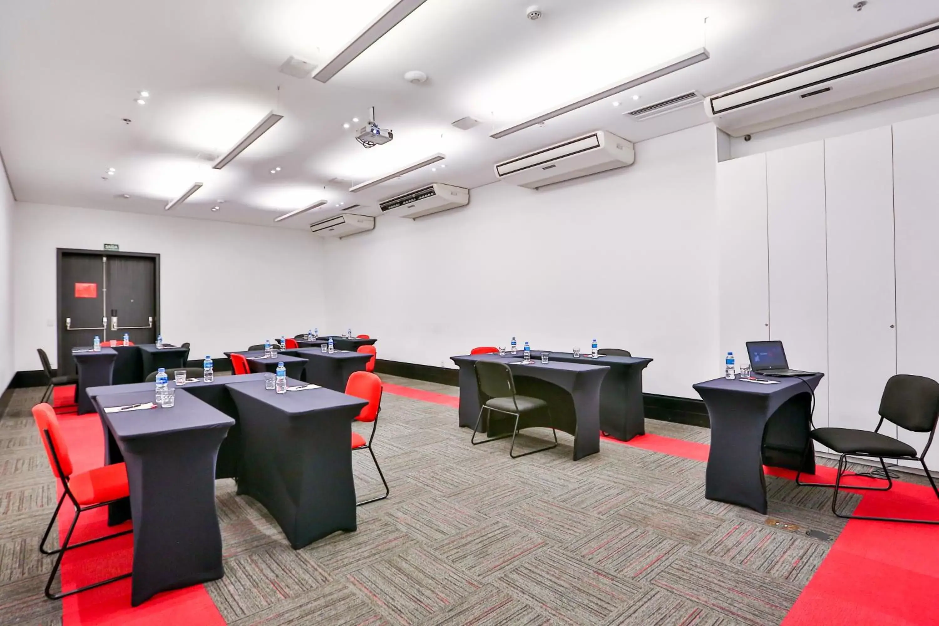 Meeting/conference room in Radisson RED Campinas