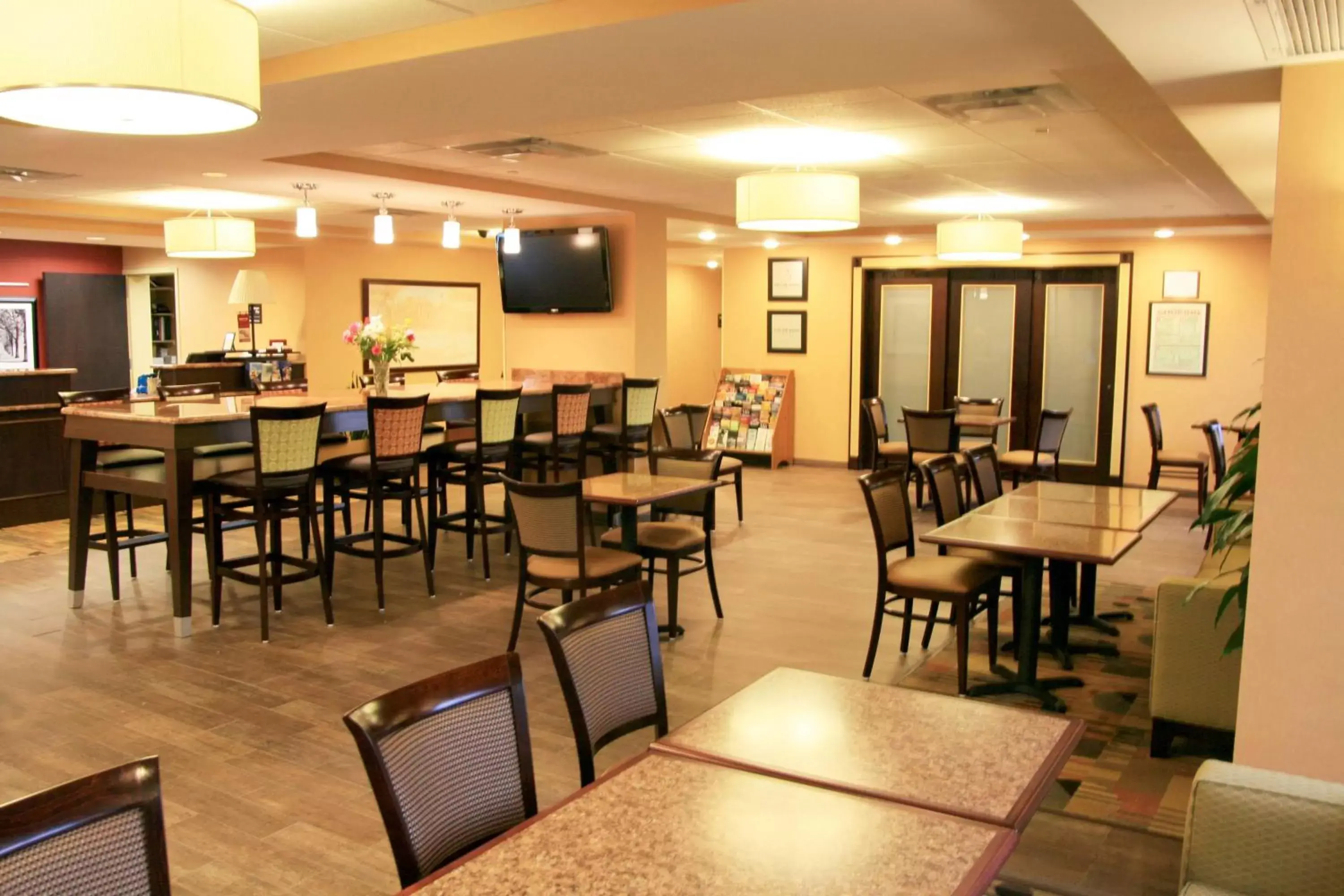 Dining area, Restaurant/Places to Eat in Hampton Inn Long Island/Commack