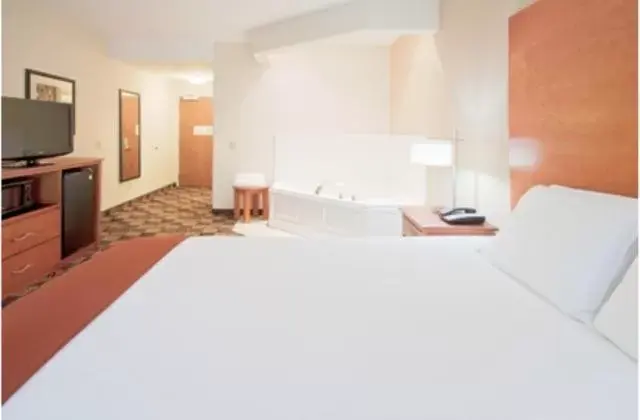 Bed in Holiday Inn Express Hotel & Suites Bainbridge, an IHG Hotel