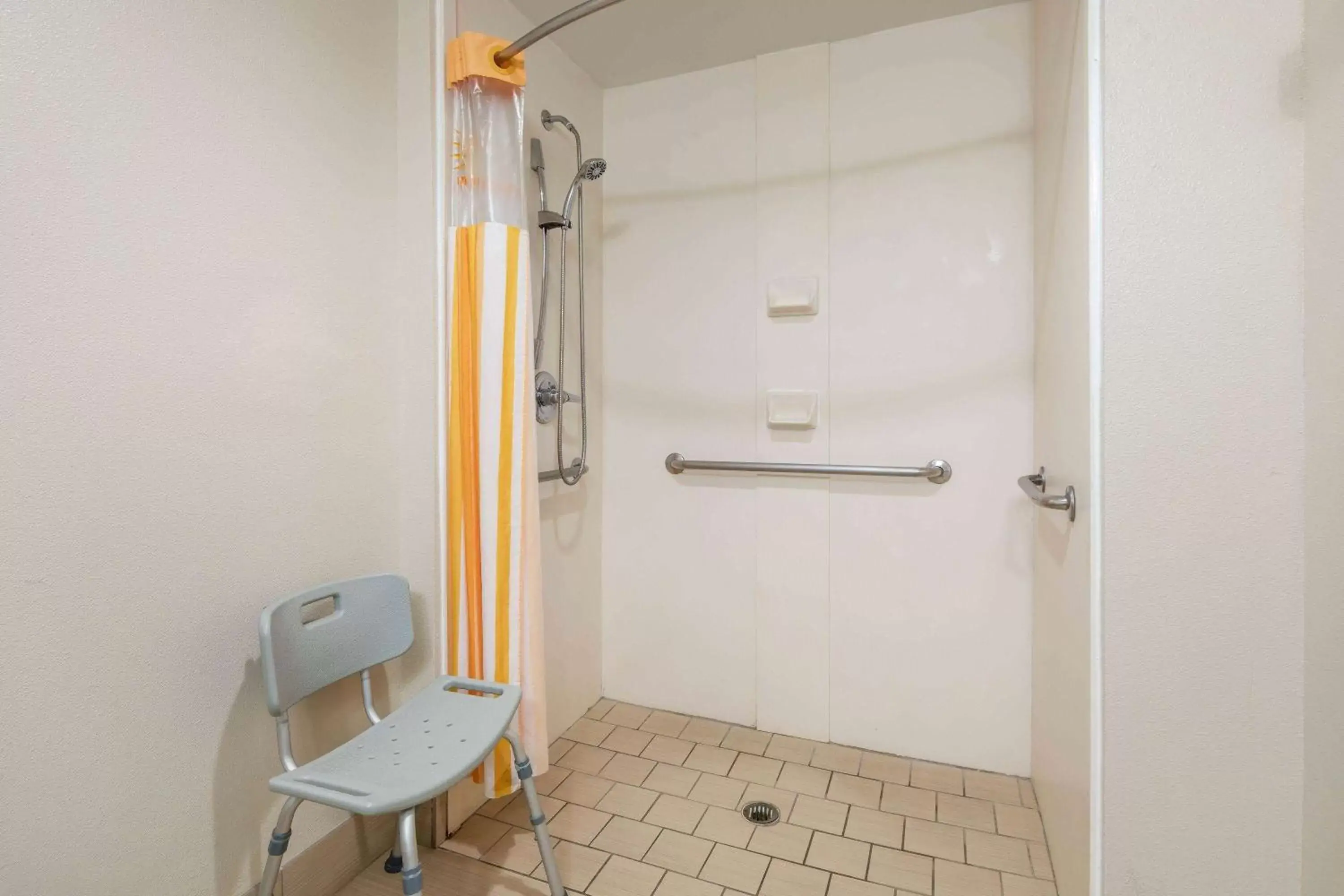 Shower, Bathroom in La Quinta by Wyndham LaGrange / I-85