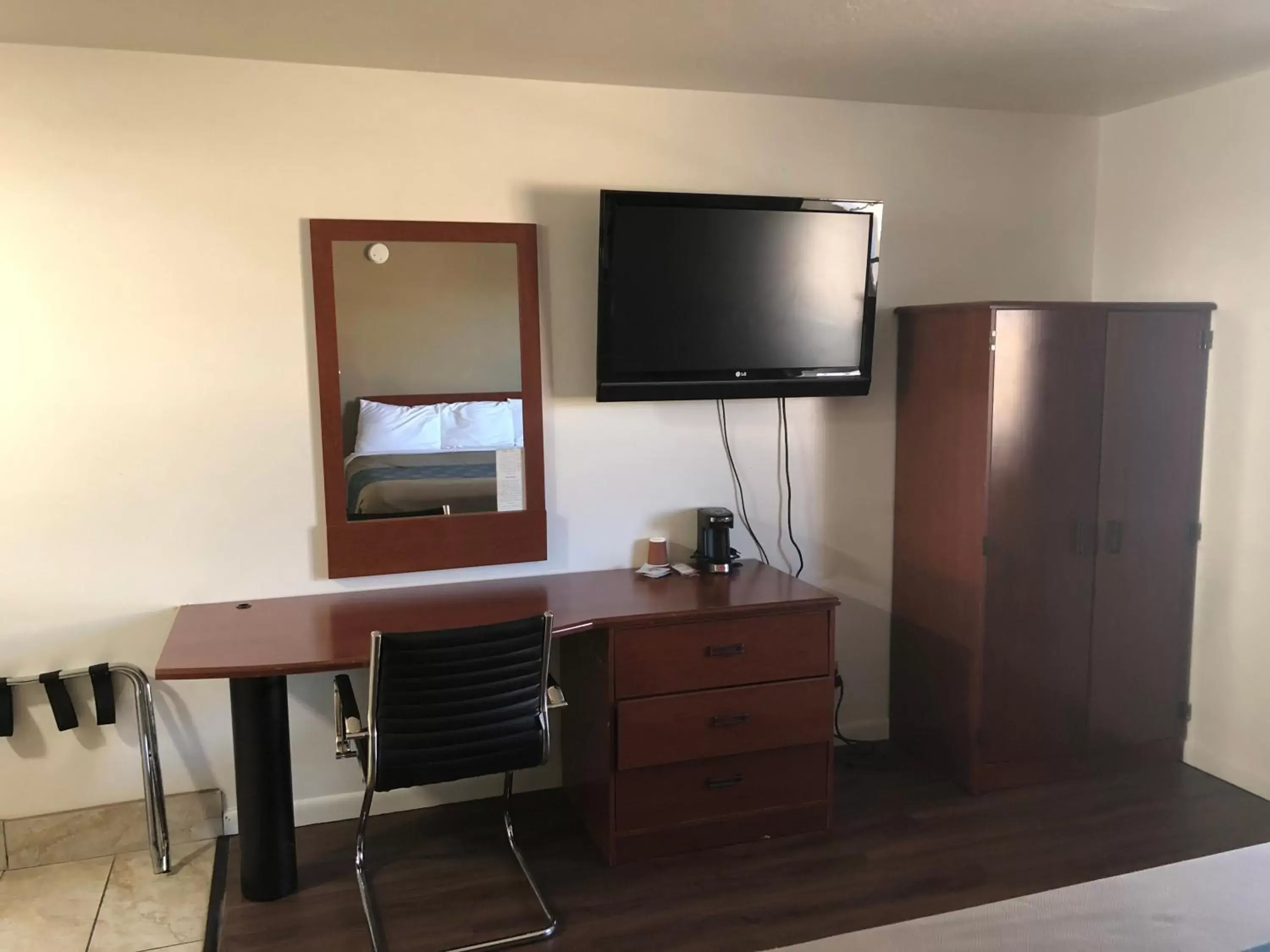 TV/Entertainment Center in Ameri-Stay Inn & Suites