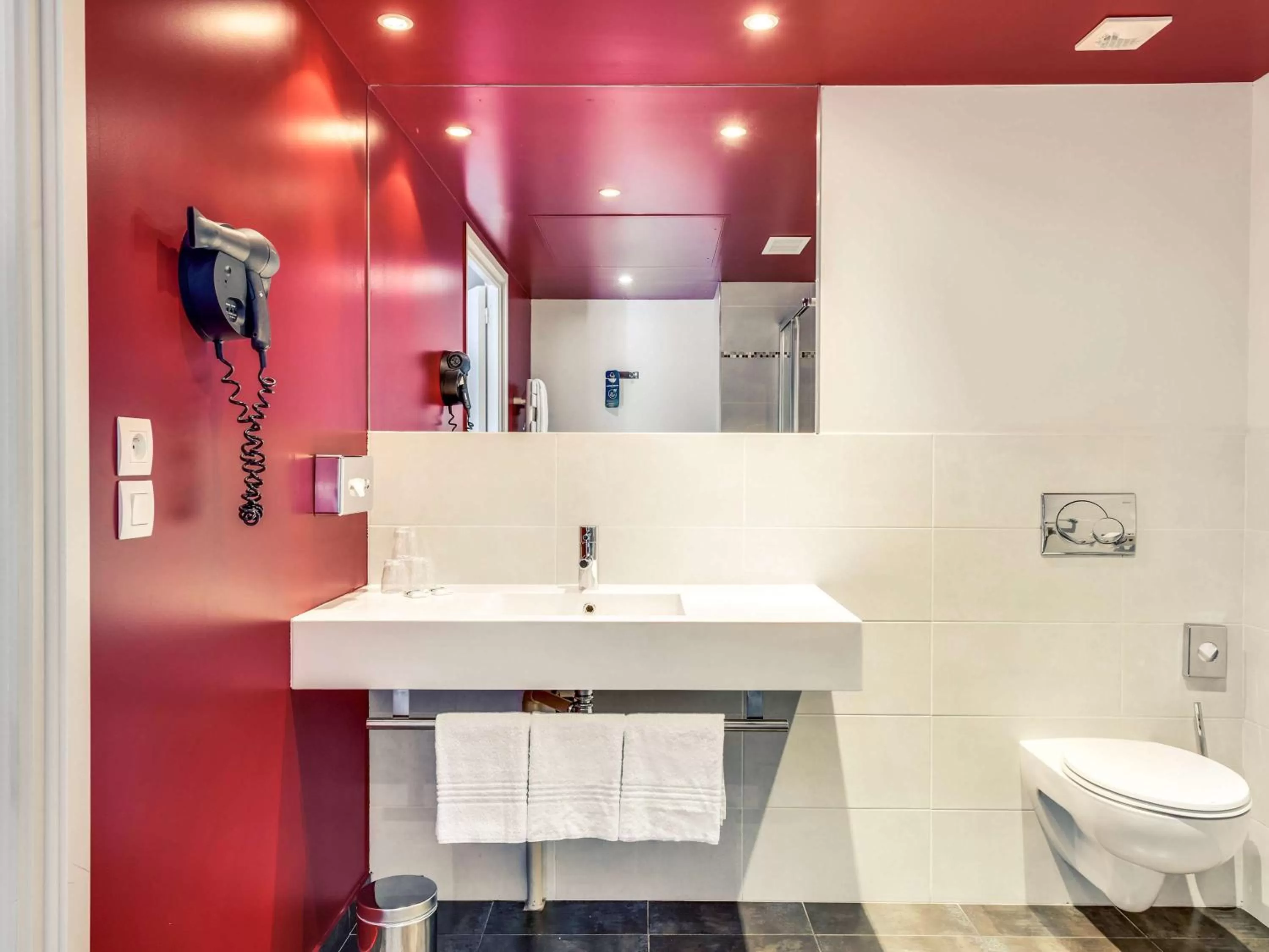 Photo of the whole room in Mercure Paris Bastille Marais