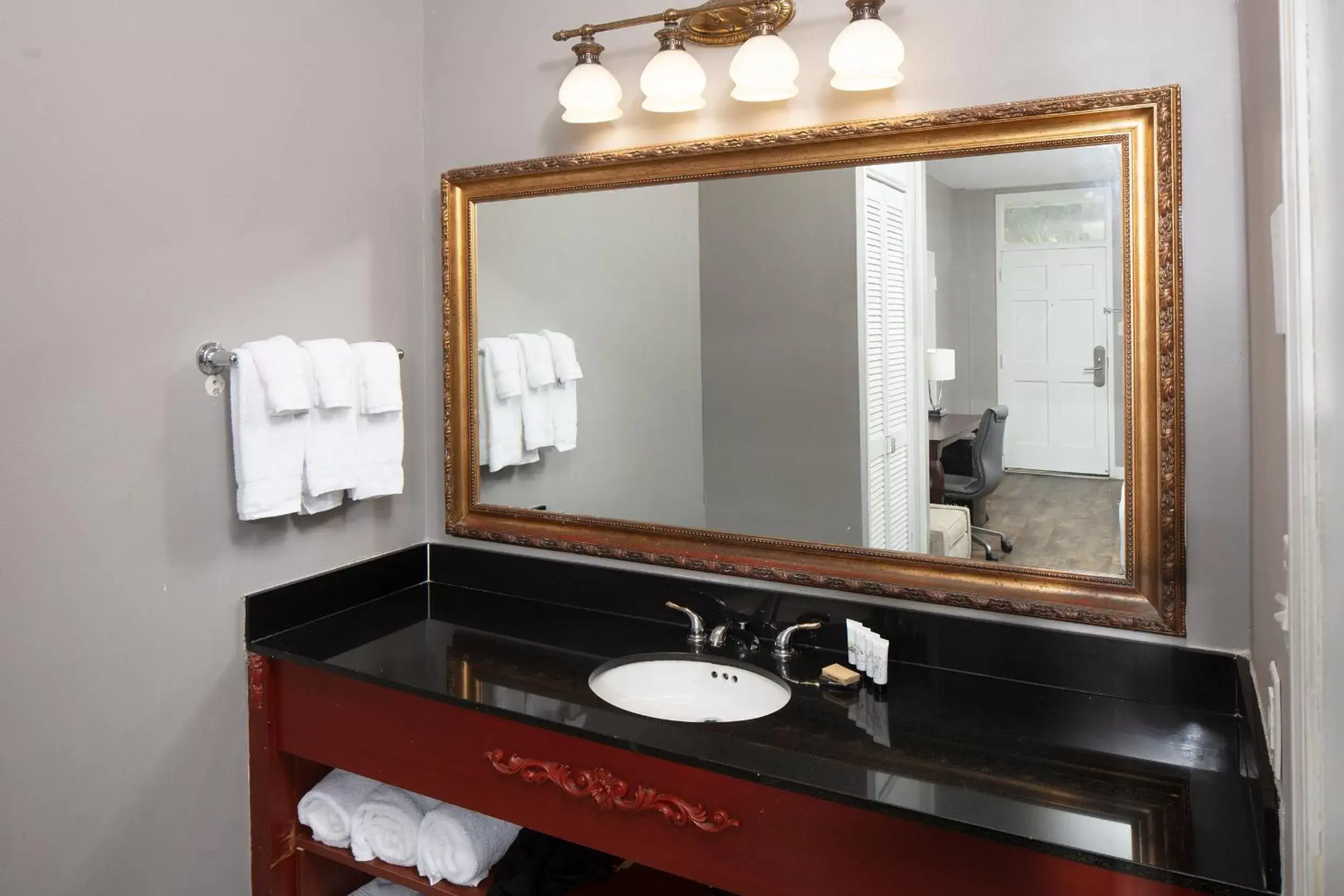 Bathroom in Maison Saint Charles by Hotel RL