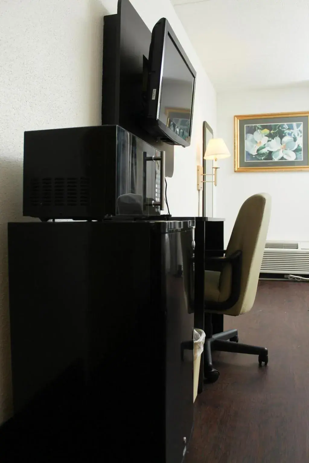 TV and multimedia, TV/Entertainment Center in Travelodge by Wyndham Zanesville