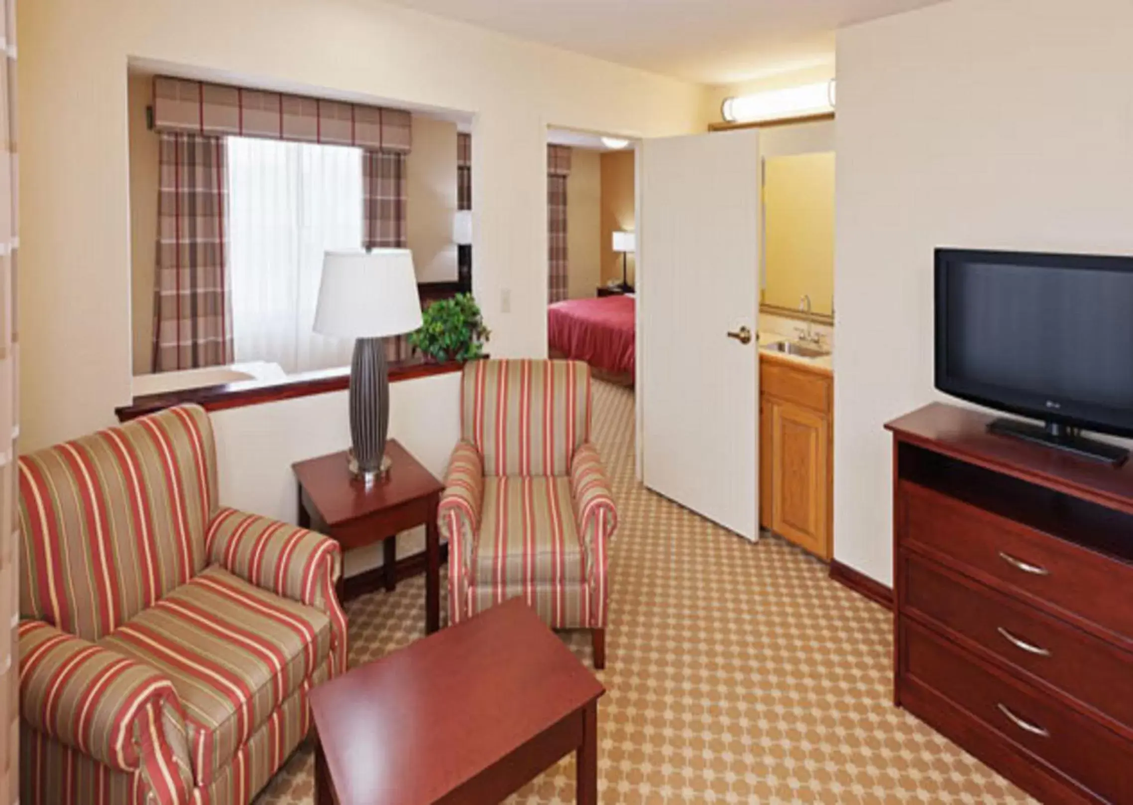 Living room, Seating Area in Country Inn & Suites by Radisson, Tulsa, OK