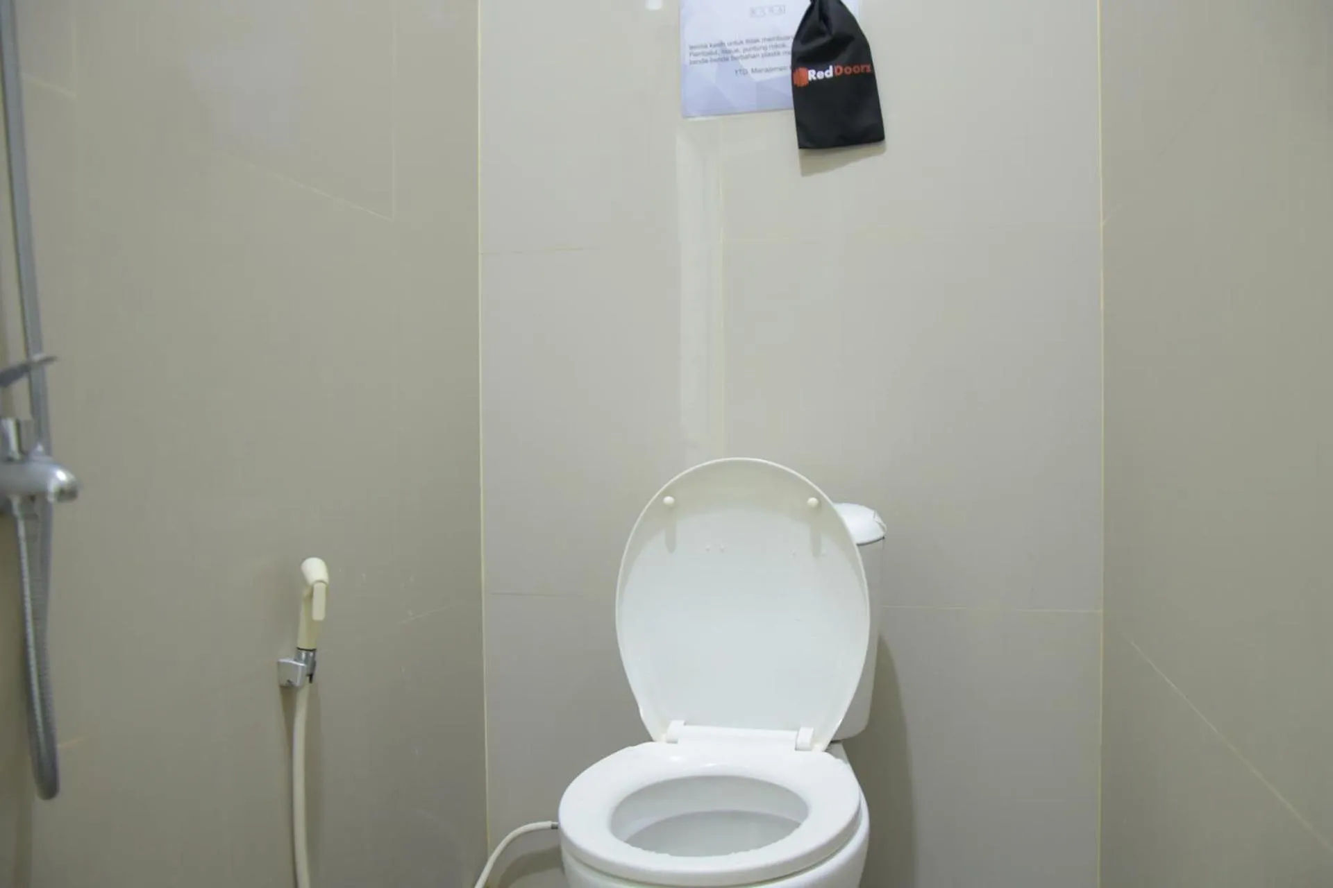 Toilet in RedDoorz near GOR Satria Purwokerto