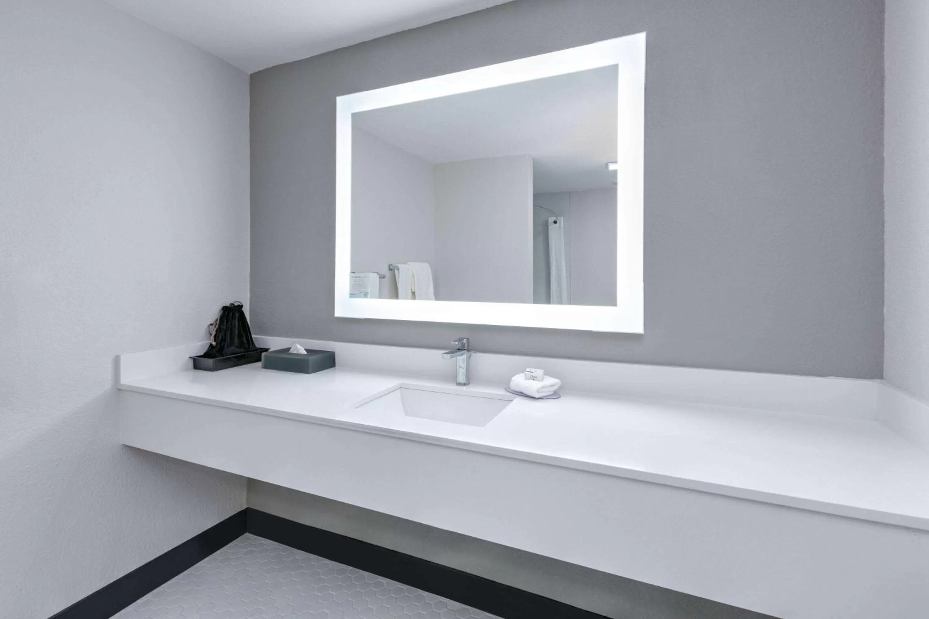 TV and multimedia in La Quinta Inn by Wyndham Dallas Uptown