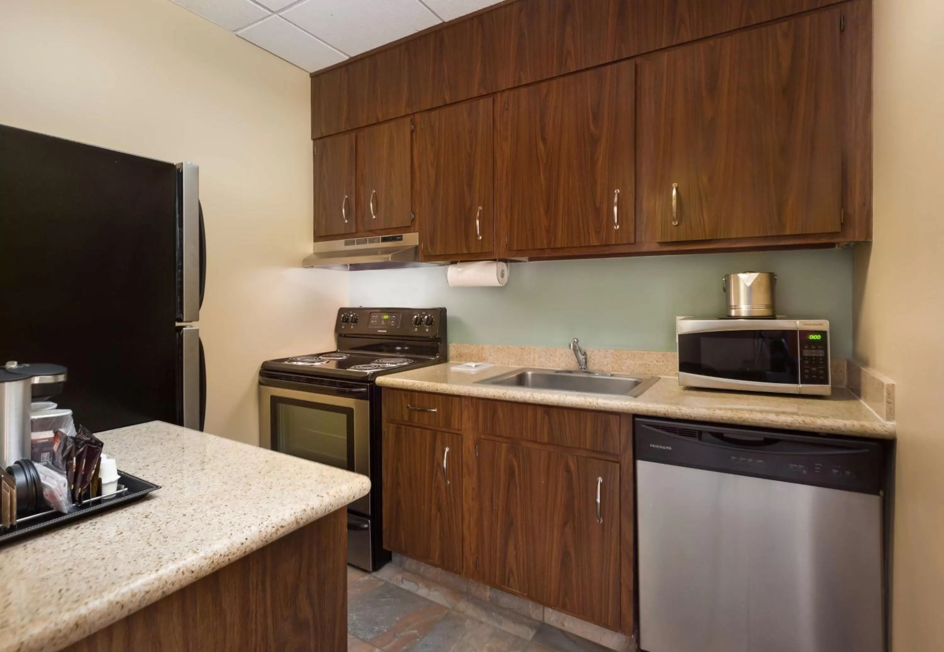 Kitchen or kitchenette in DoubleTree by Hilton Hotel & Suites Houston by the Galleria