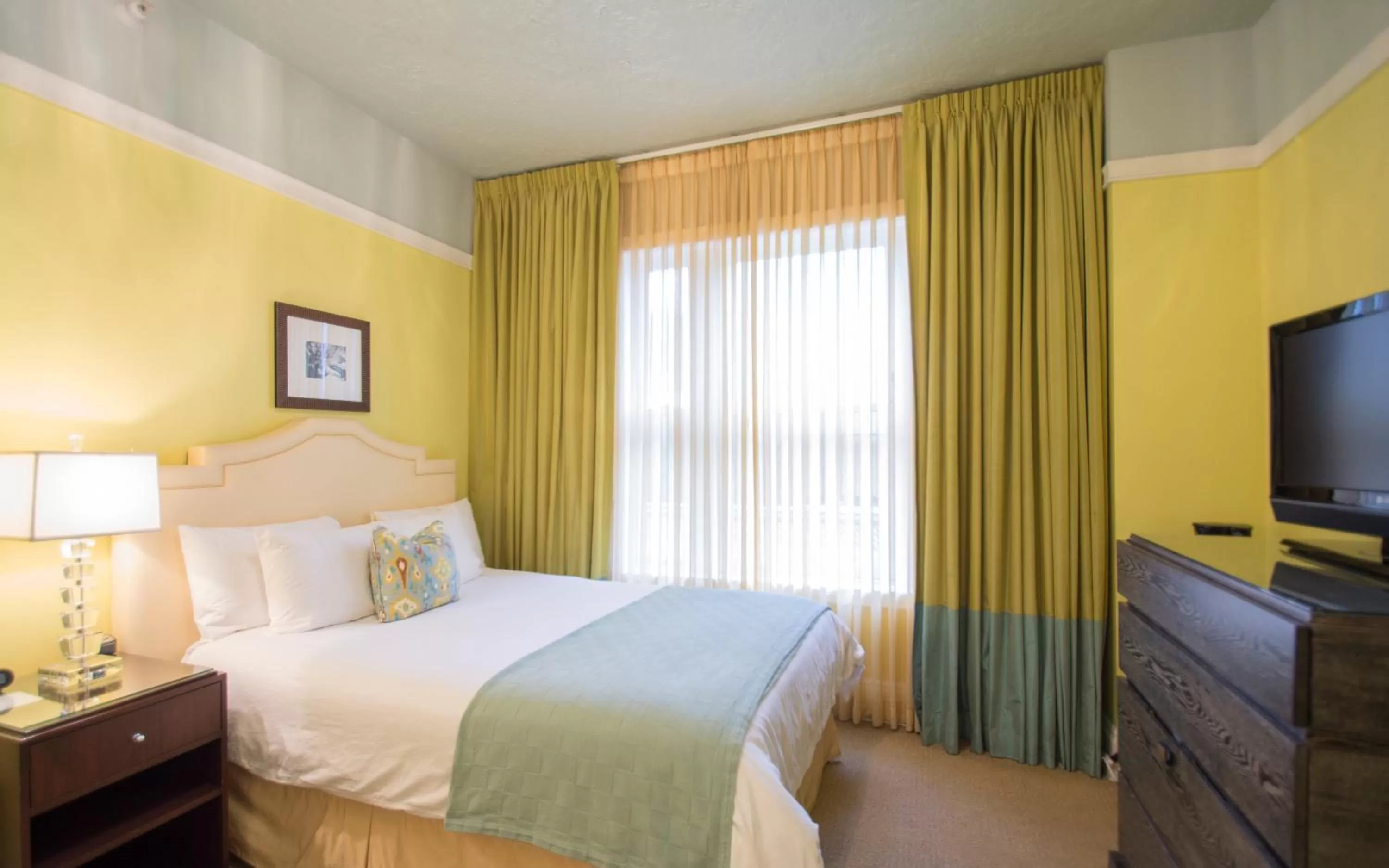 Photo of the whole room, Bed in Hotel DeLuxe