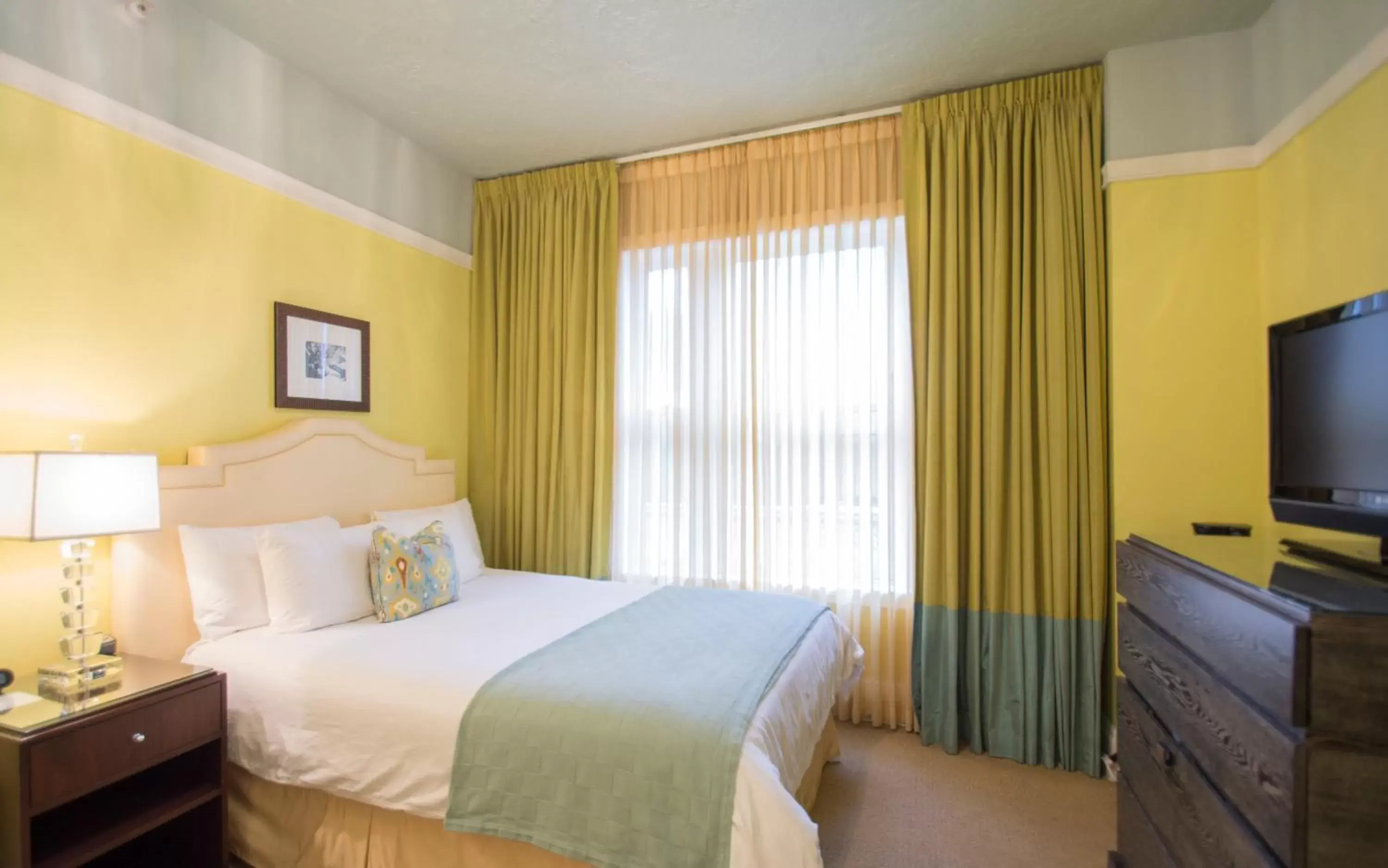 Deluxe Queen Room in Hotel DeLuxe Deluxe Queen Room in Hotel DeLuxe