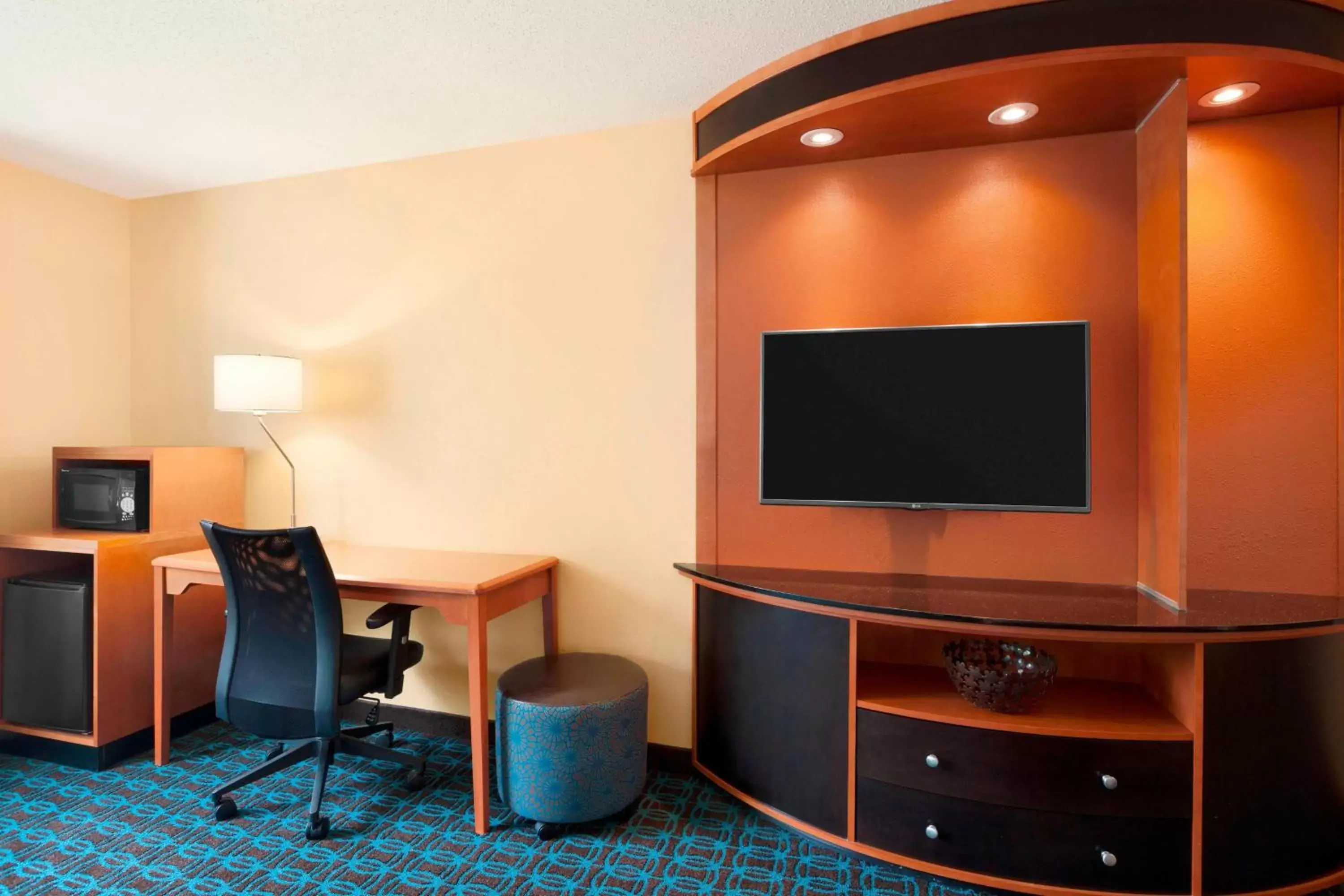 Bedroom, TV/Entertainment Center in Fairfield Inn & Suites Lansing West