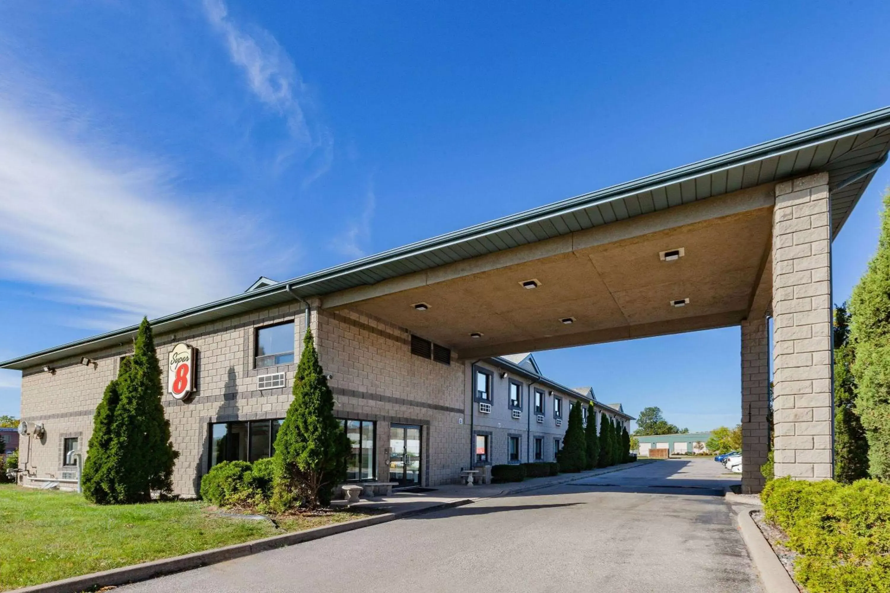 Property building in Super 8 by Wyndham Ambassador Bridge Windsor ON Property building in Super 8 by Wyndham Ambassador Bridge Windsor ON