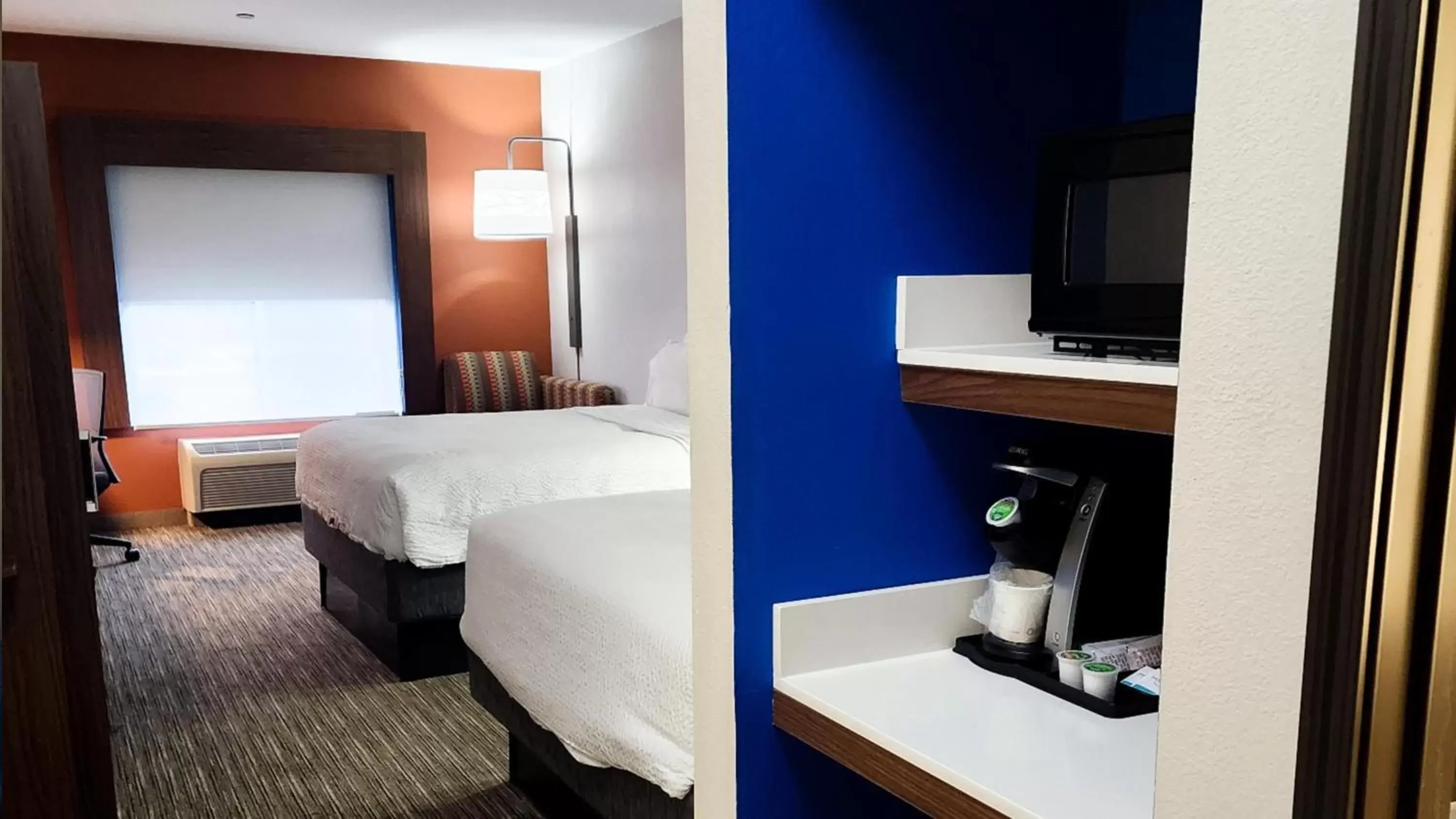 Photo of the whole room, Bed in Holiday Inn Express Hotel & Suites Chicago South Lansing, an IHG Hotel