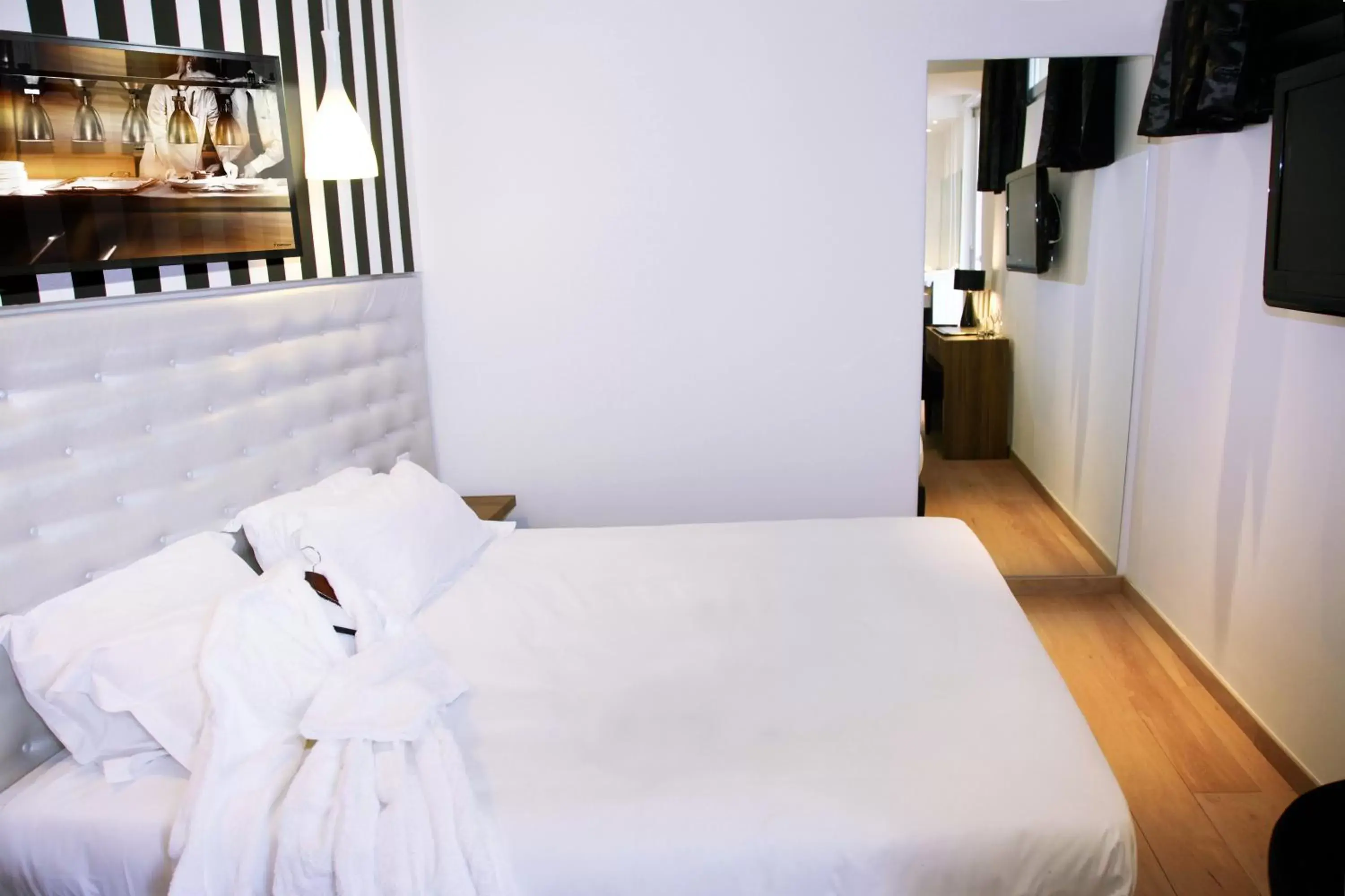 Bedroom, Bed in Le Pré du Moulin - Maison Alonso - Hôtel & Restaurant