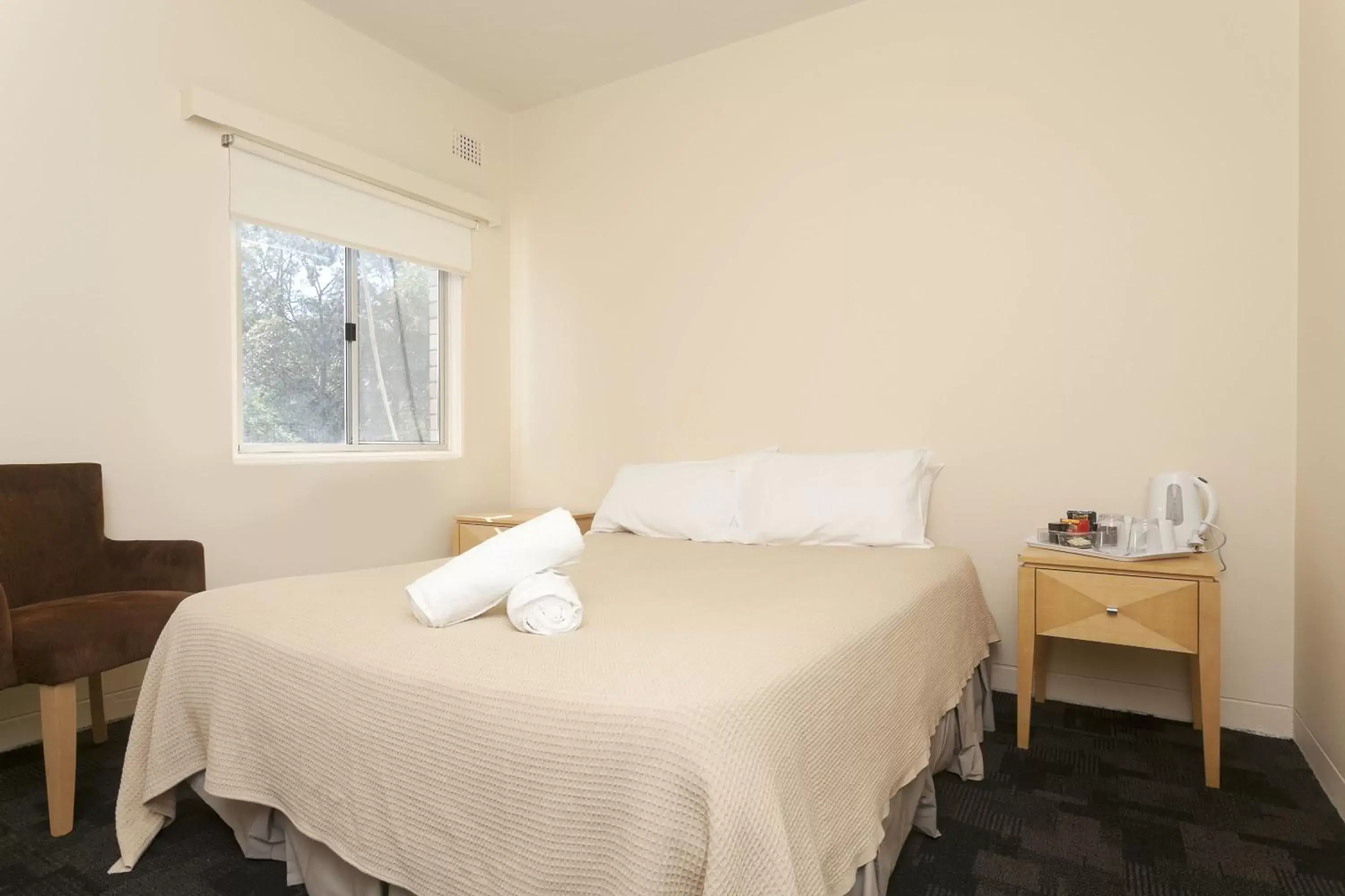 Photo of the whole room, Bed in Shortland Budget Accommodation