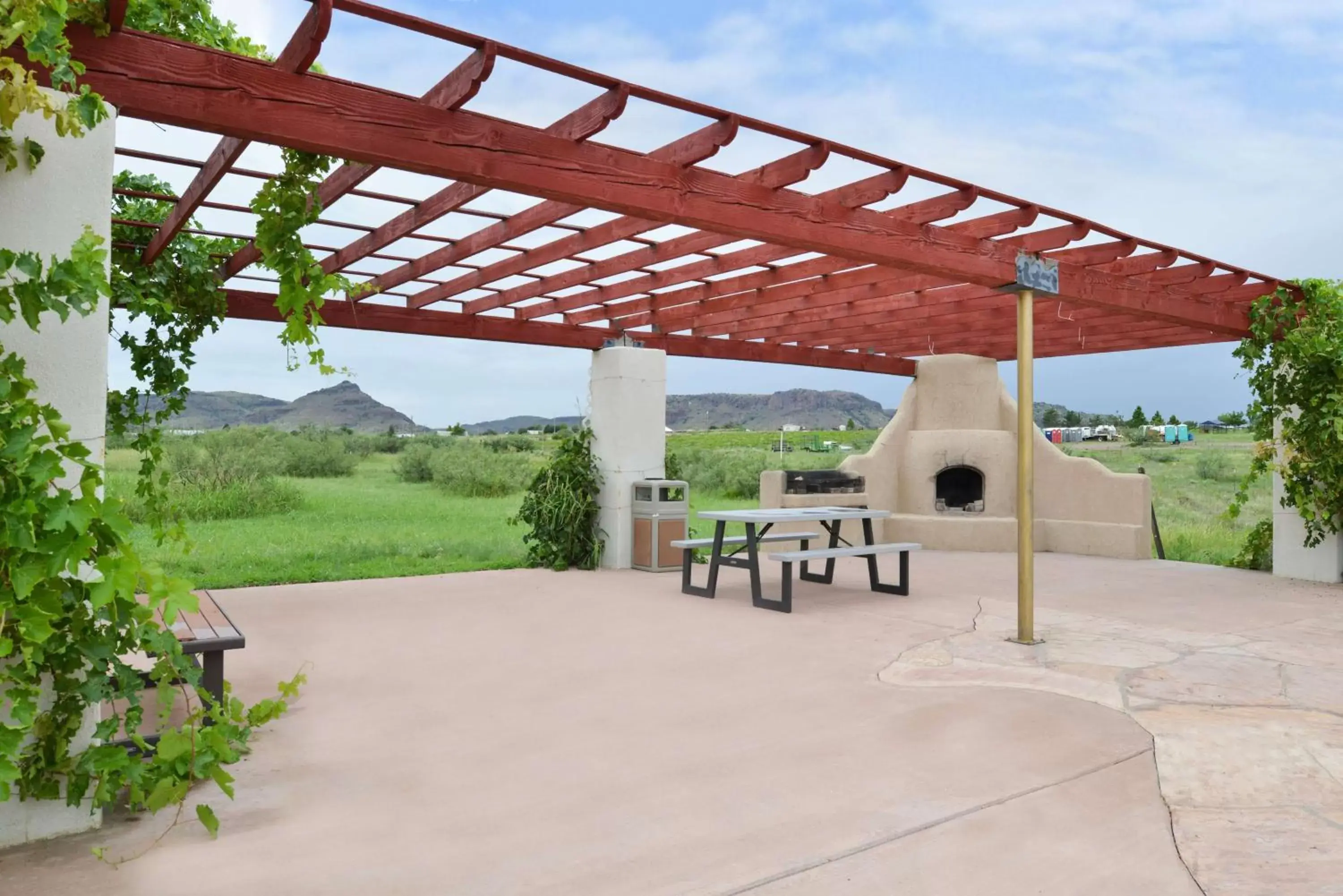 Patio, BBQ Facilities in Hampton Inn Alpine