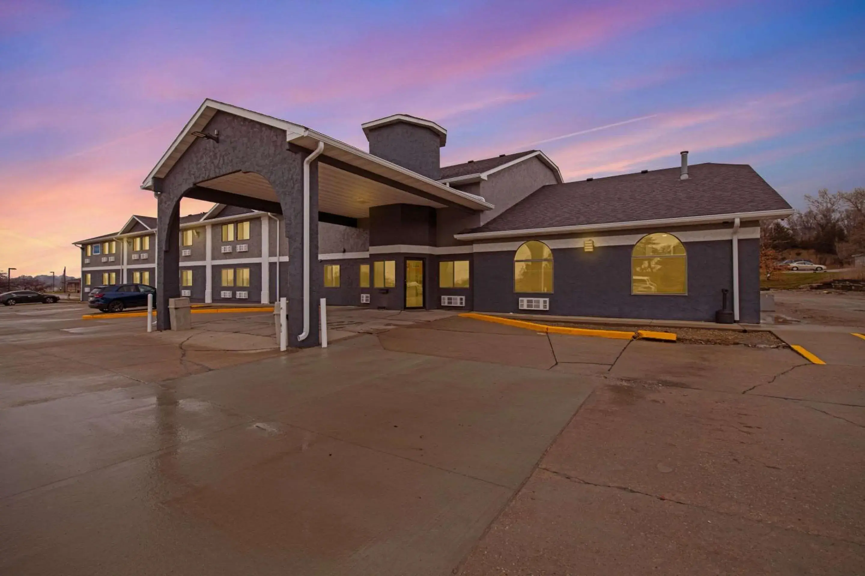 Property building in Rodeway Inn Red Oak Property building in Rodeway Inn Red Oak