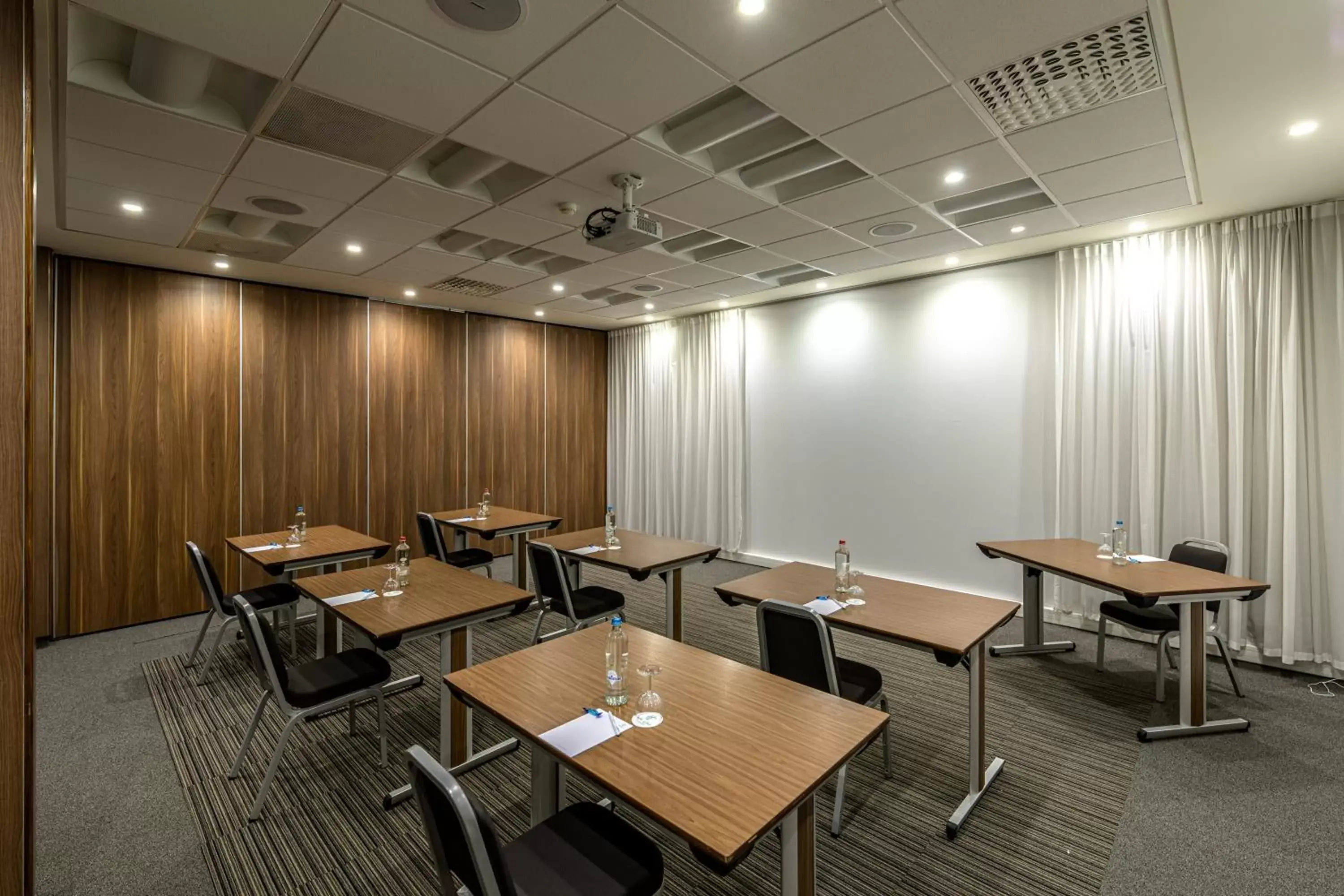 Meeting/conference room, Restaurant/Places to Eat in Holiday Inn Gent Expo, an IHG Hotel