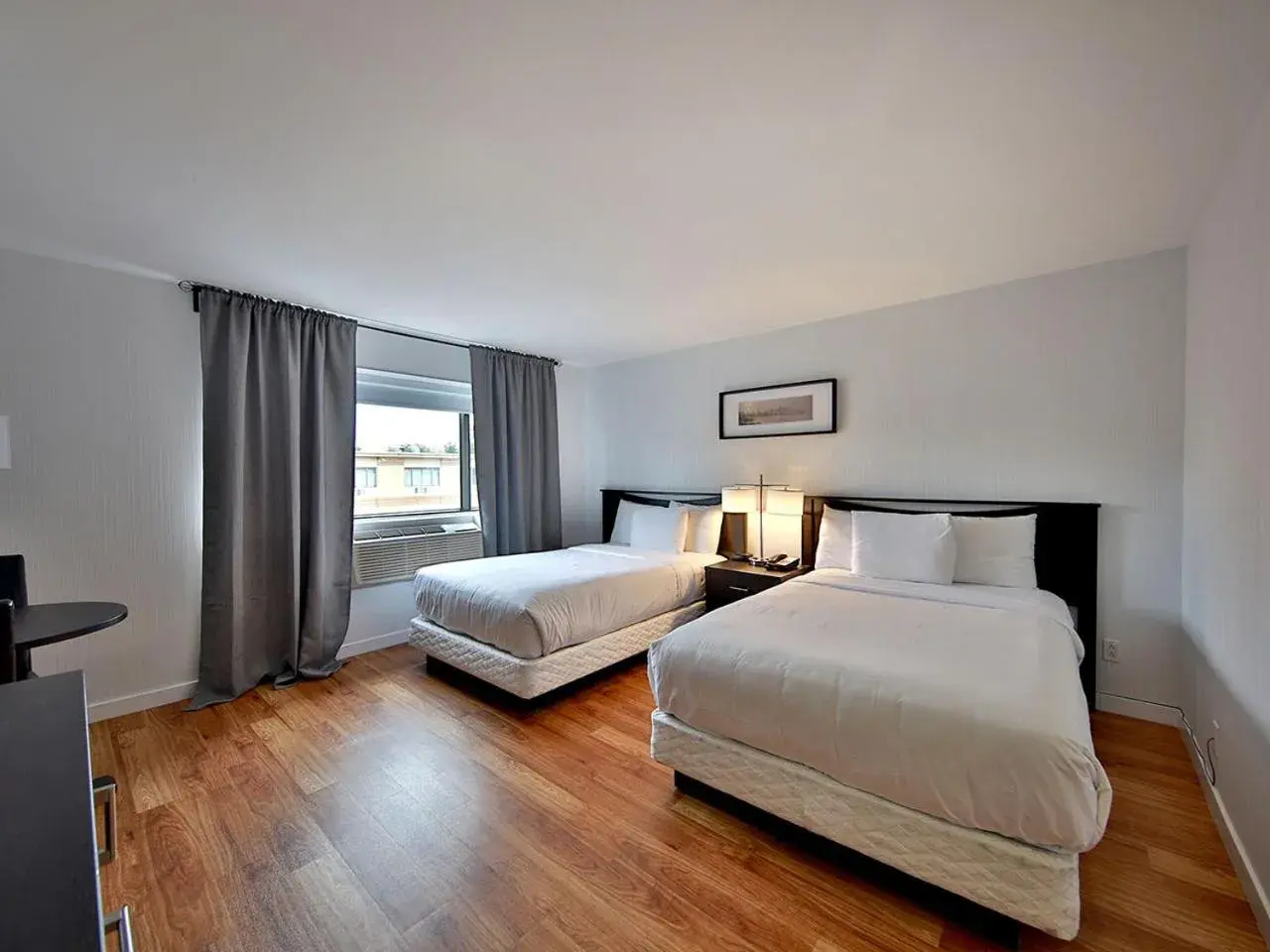 Photo of the whole room, Bed in Hotel Newstar Montreal