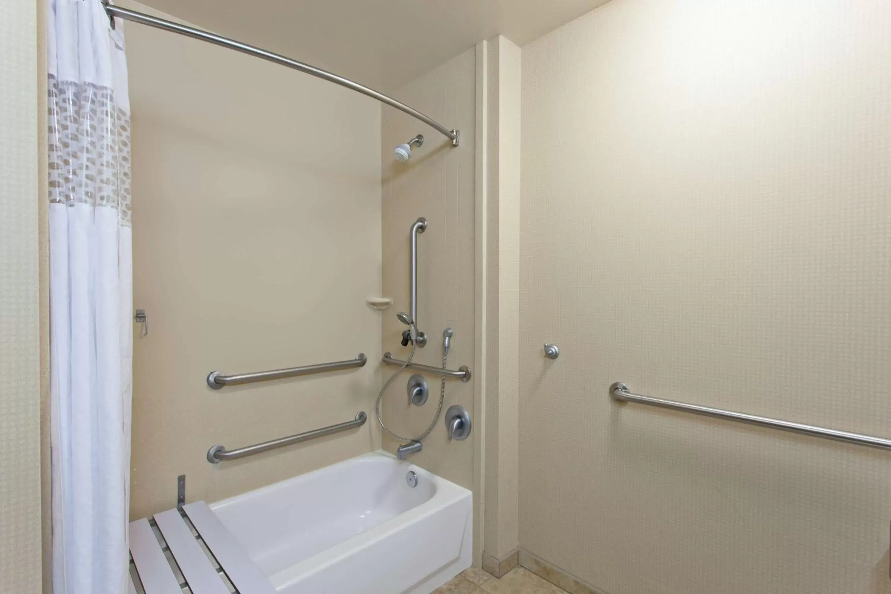 Bathroom in Hampton Inn & Suites Fresno - Northwest