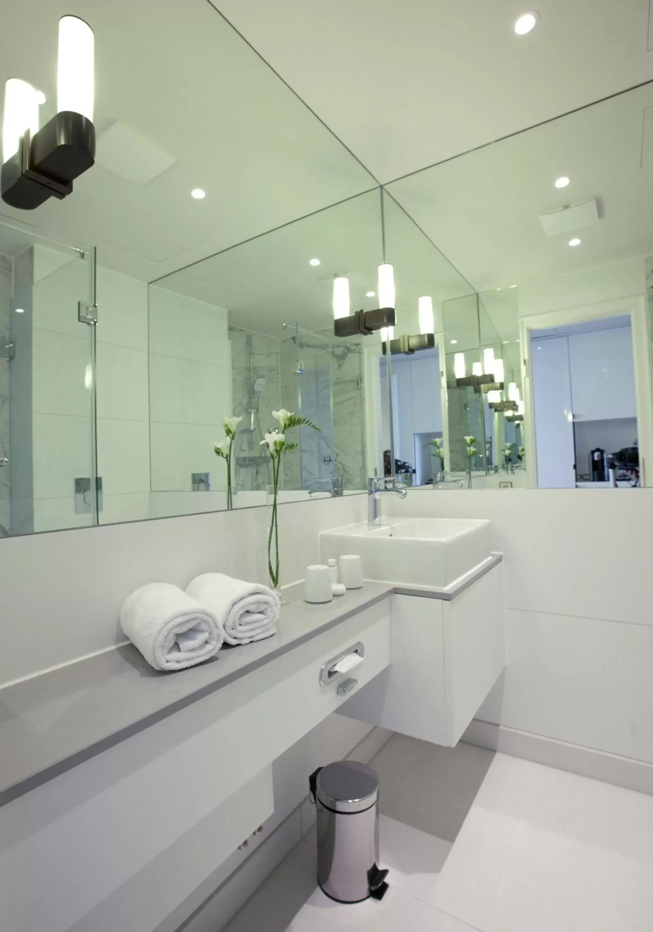 Photo of the whole room, Bathroom in AMERON Bonn Hotel Königshof