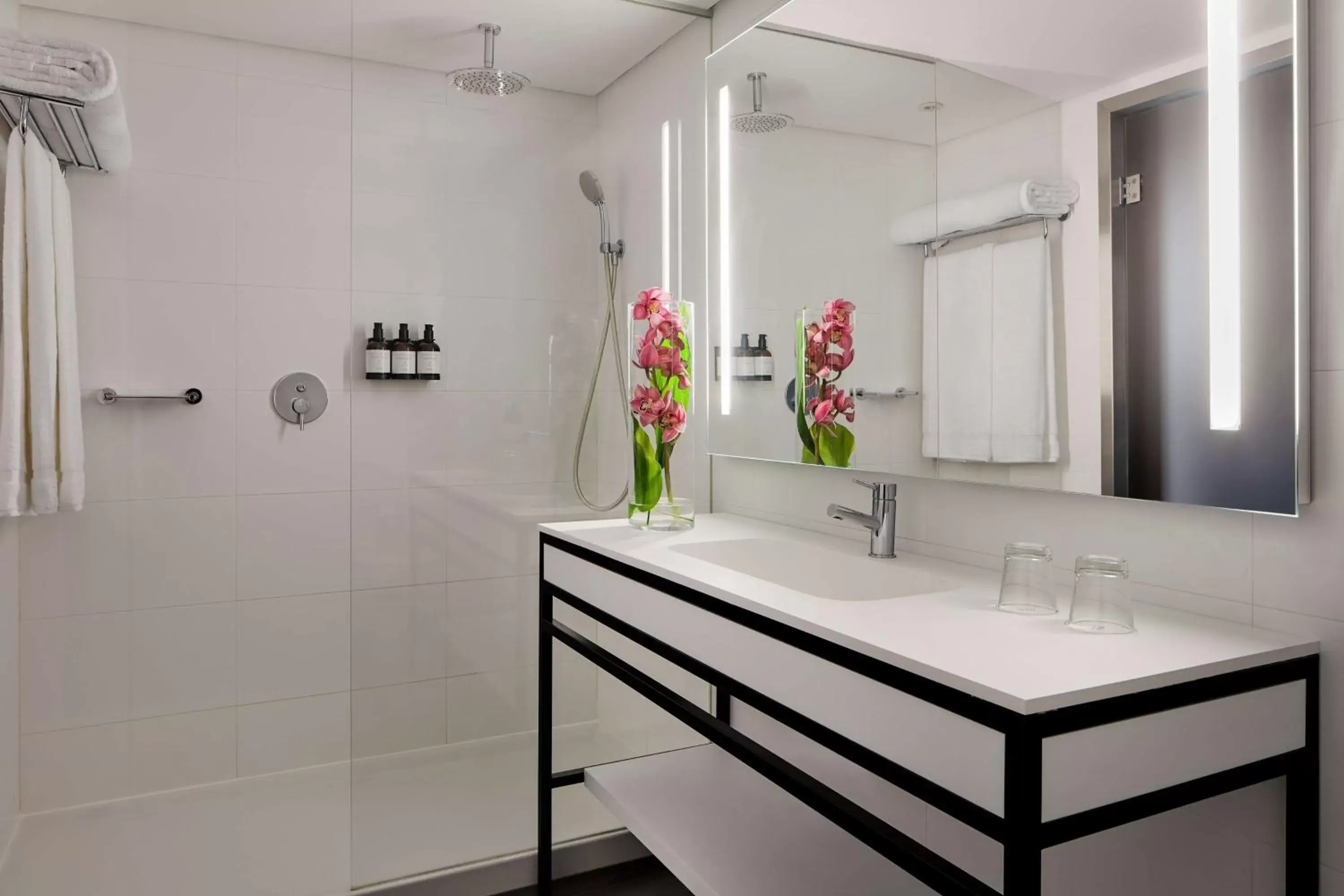 Shower, Bathroom in Tivoli Marina Vilamoura