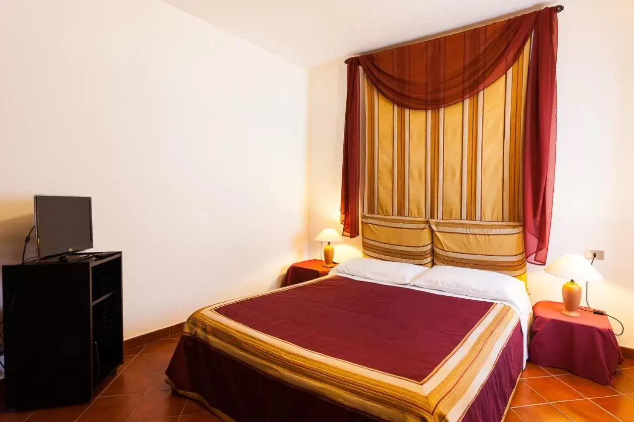 Photo of the whole room, Bed in Residenza Del Lago